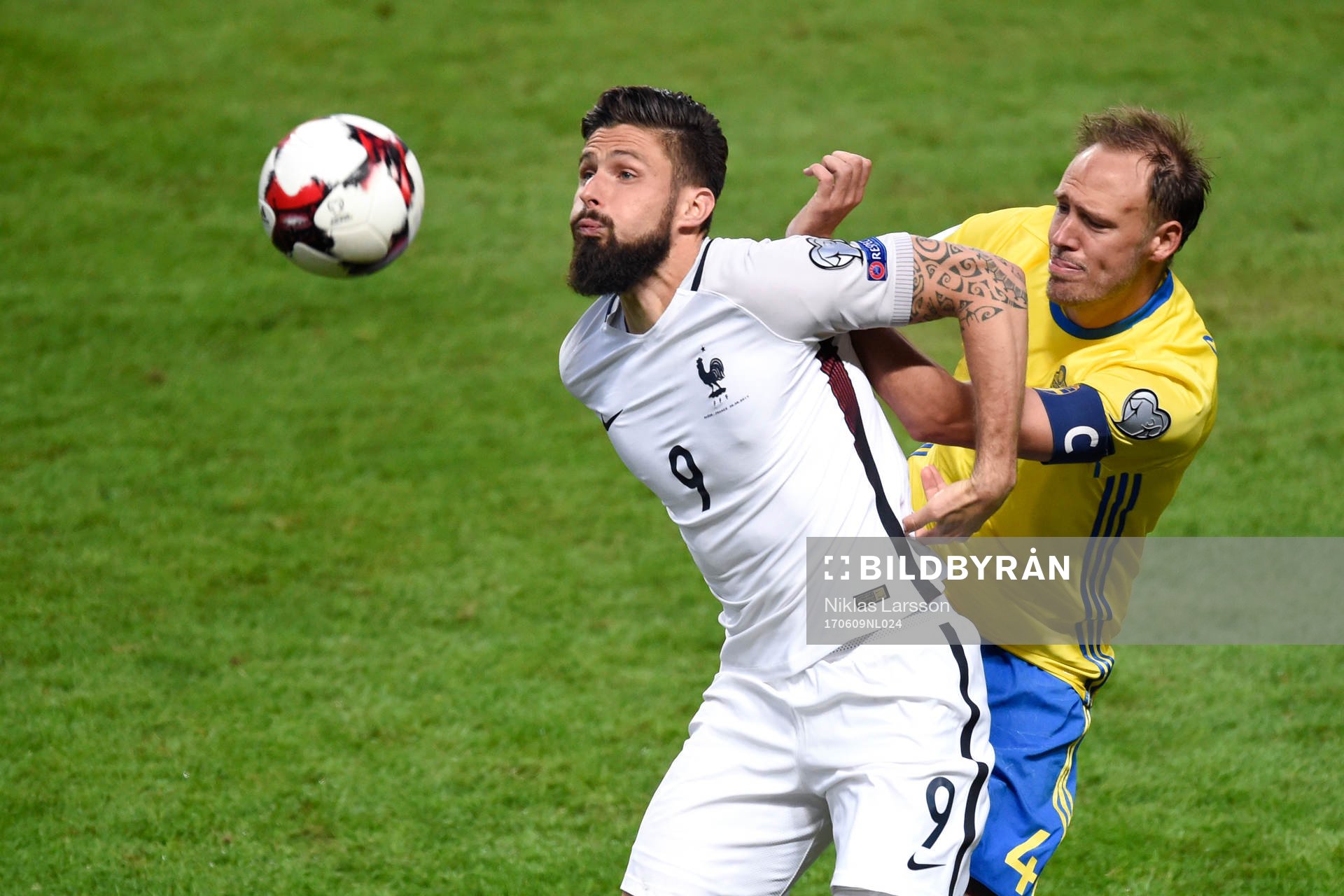 Närkamp mellan Frankrikes Olivier Giroud och Sveriges