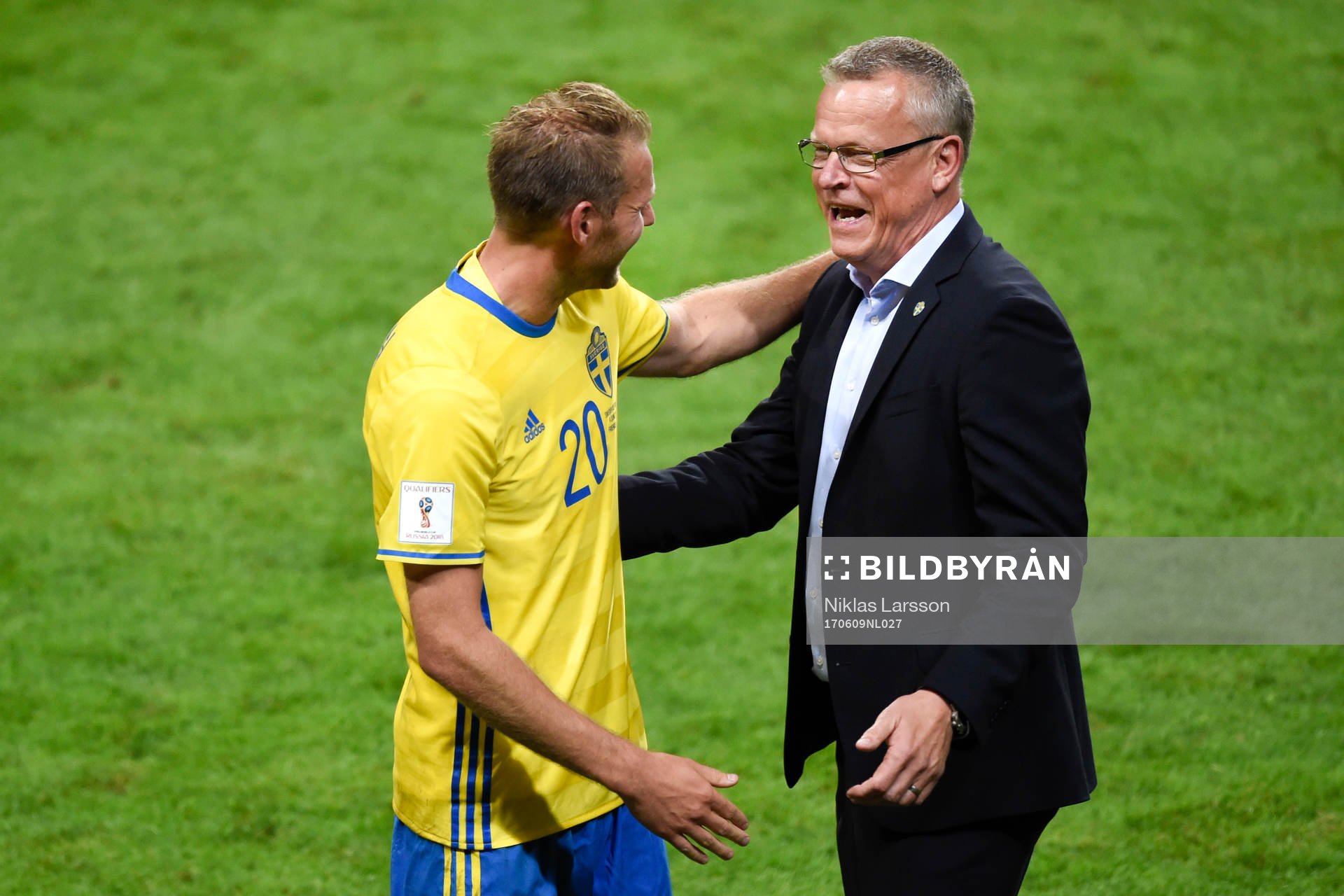 Sveriges Ola Toivonen jublar med förbundskapten Janne