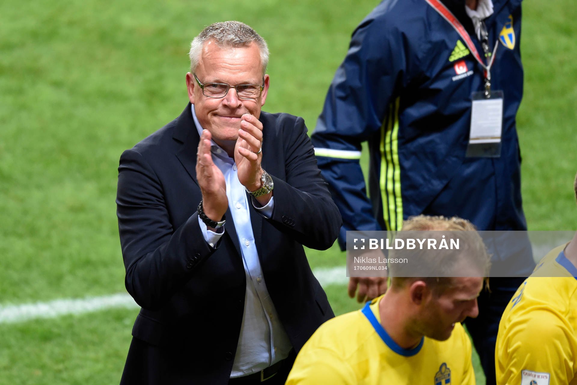Sveriges förbundskapten Janne Andersson jublar