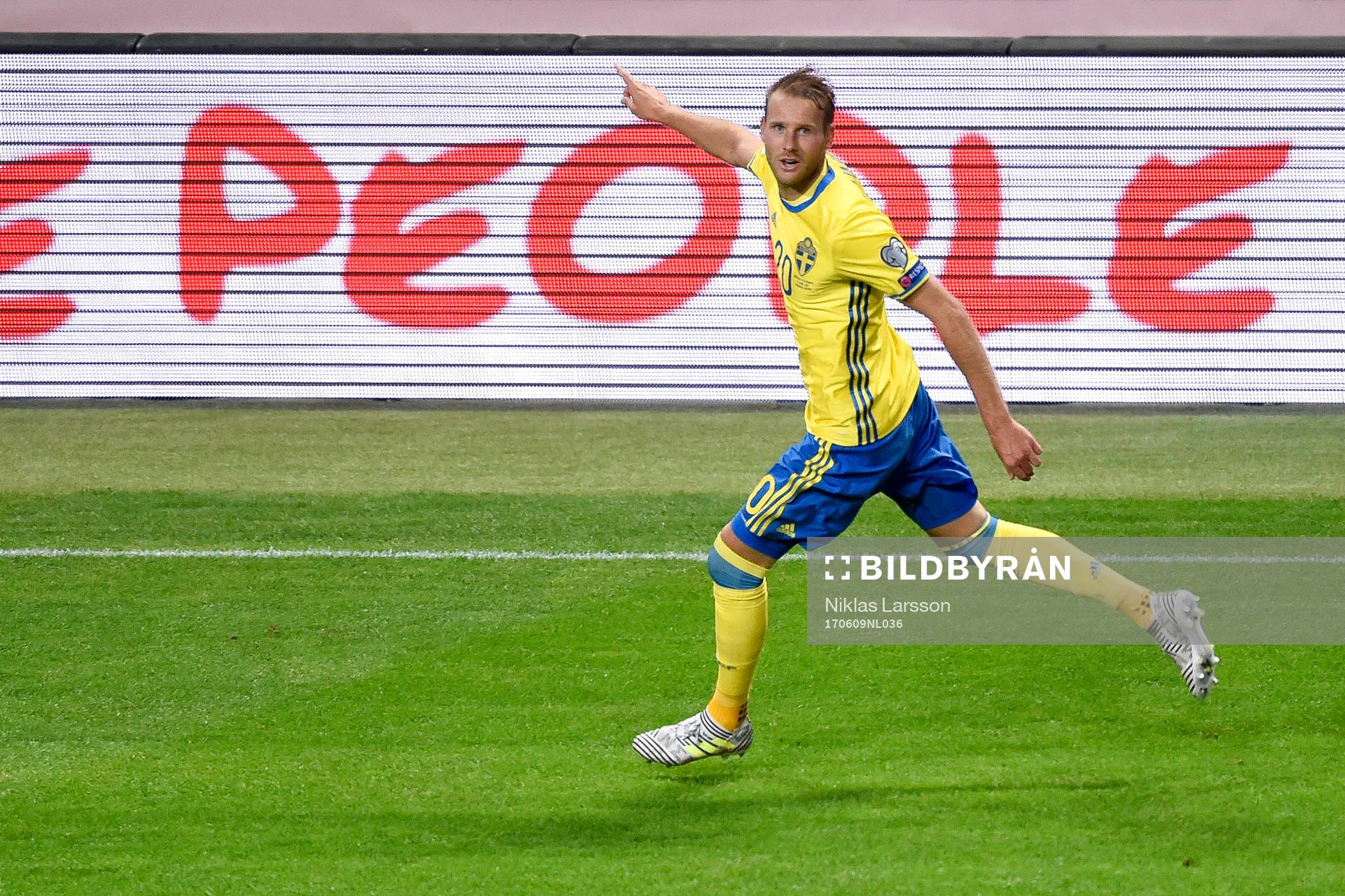 Sveriges Ola Toivonen jublar
