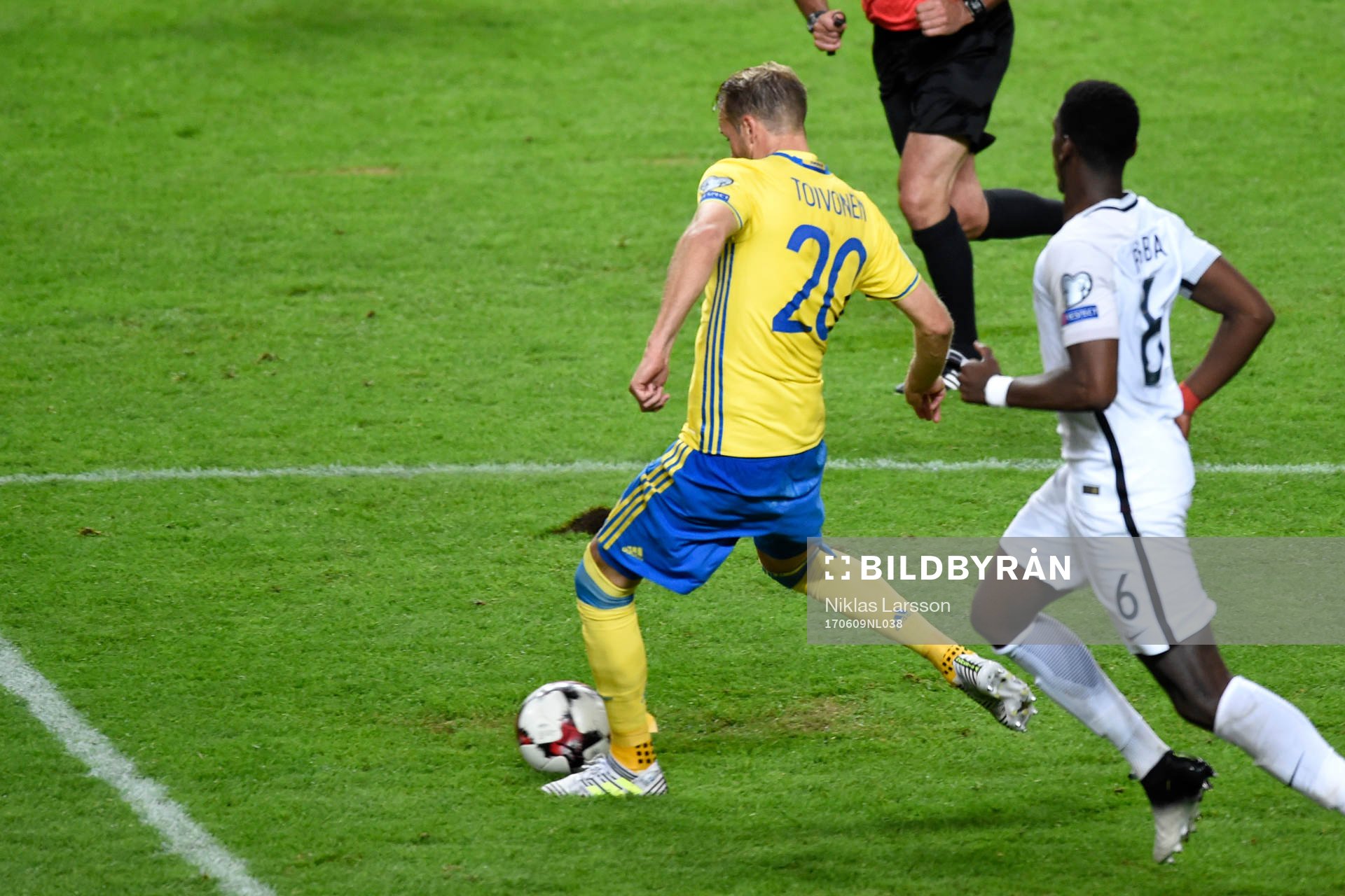 Sveriges Ola Toivonen skjuter bollen till 2-1