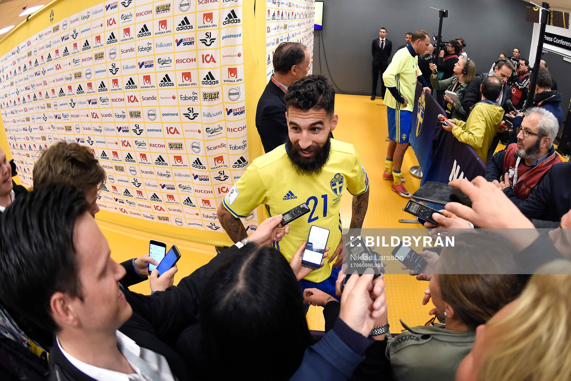 Sveriges Jimmy Durmaz blir intervjuad