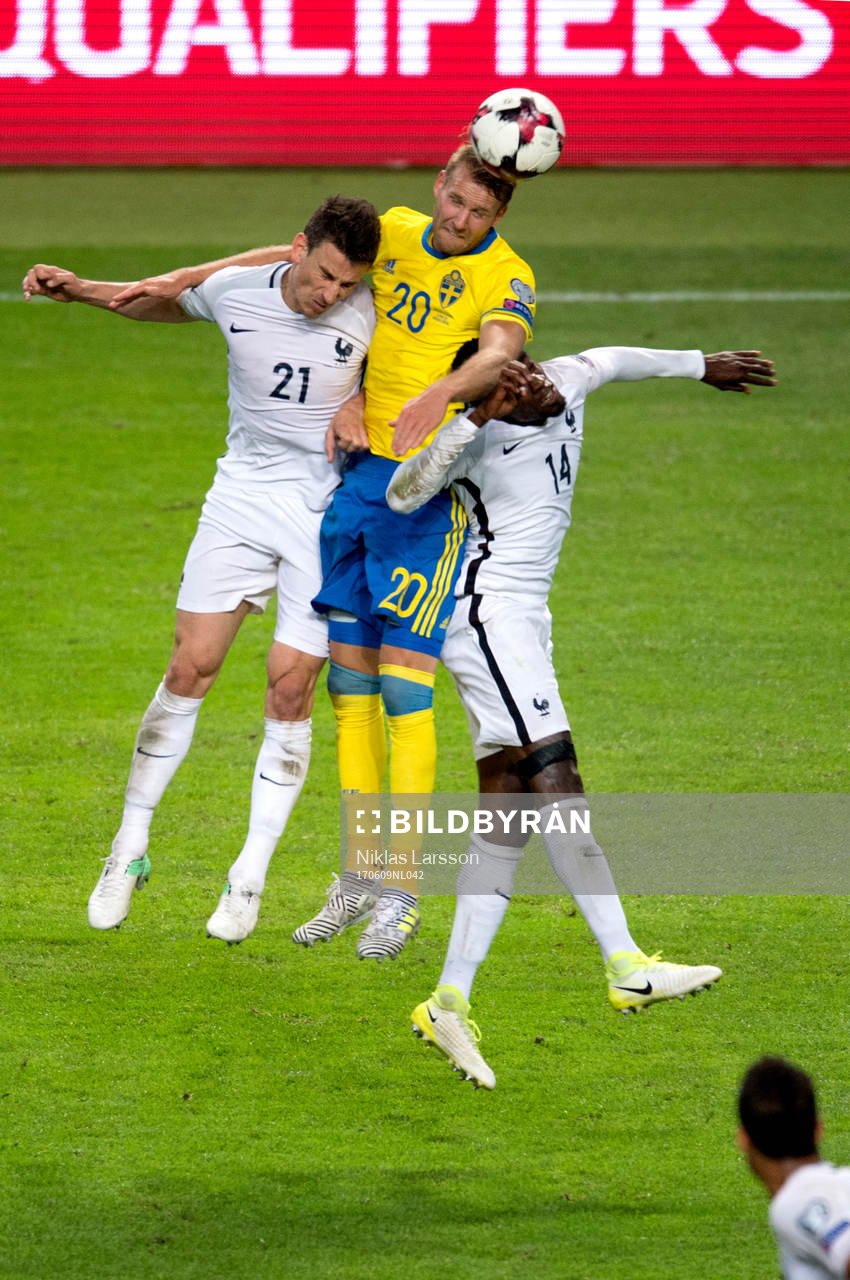 Sveriges Ola Toivonen och Frankrikes Laurent Koscielny och
