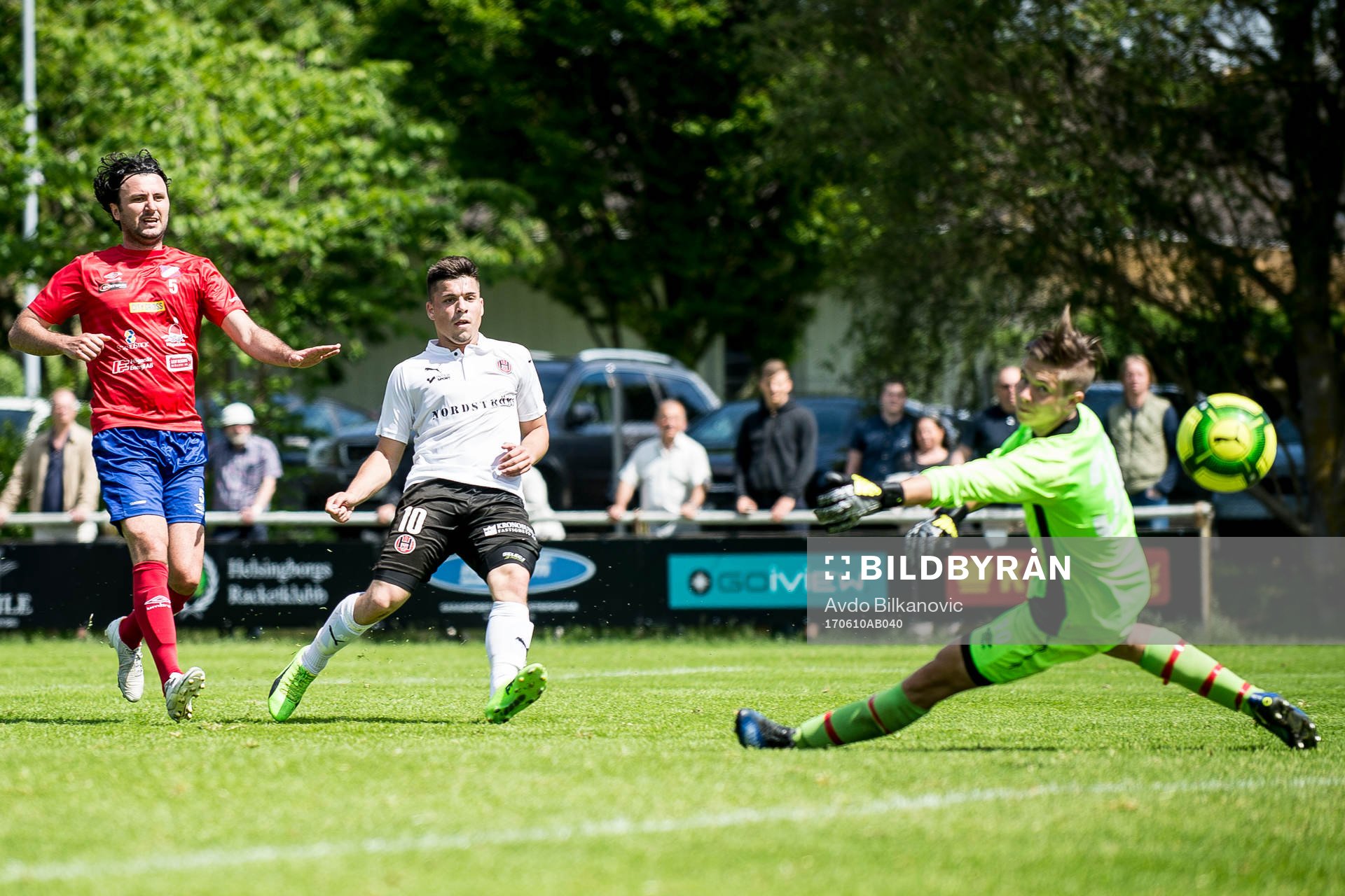 Hittarps Adonis Berisha sätter bollen bakom Höganäs målvakt Henrik Timgren under fotbollsmatchen i Division 2 mellan Hittarp och Höganäs den 10 juni 2017 i Hittarp.