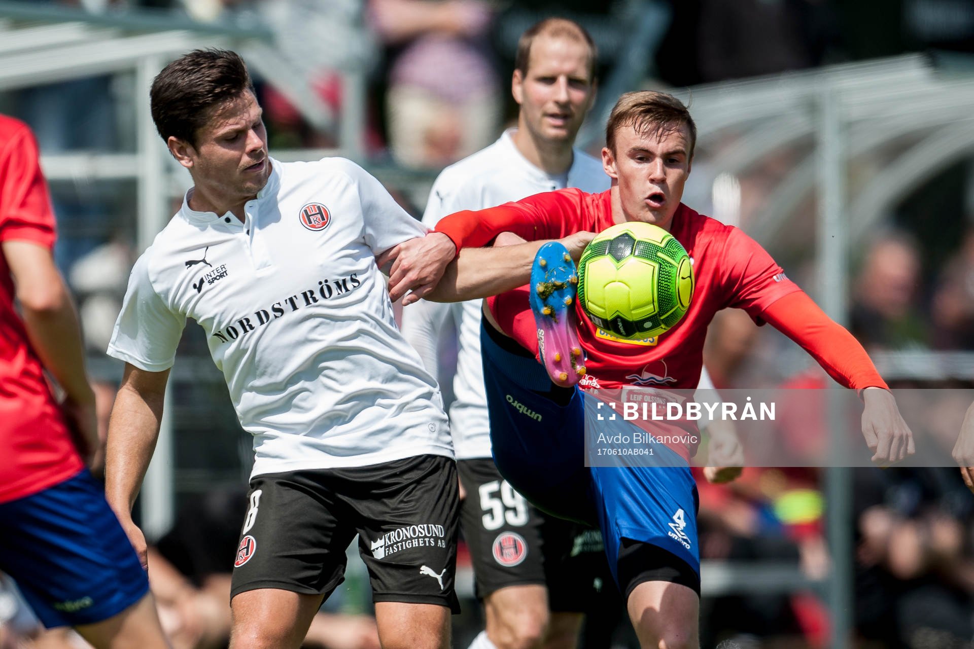 Hittarps Peter Milata och Höganäs Oskar Lindblom under fotbollsmatchen i Division 2 mellan Hittarp och Höganäs den 10 juni 2017 i Hittarp.