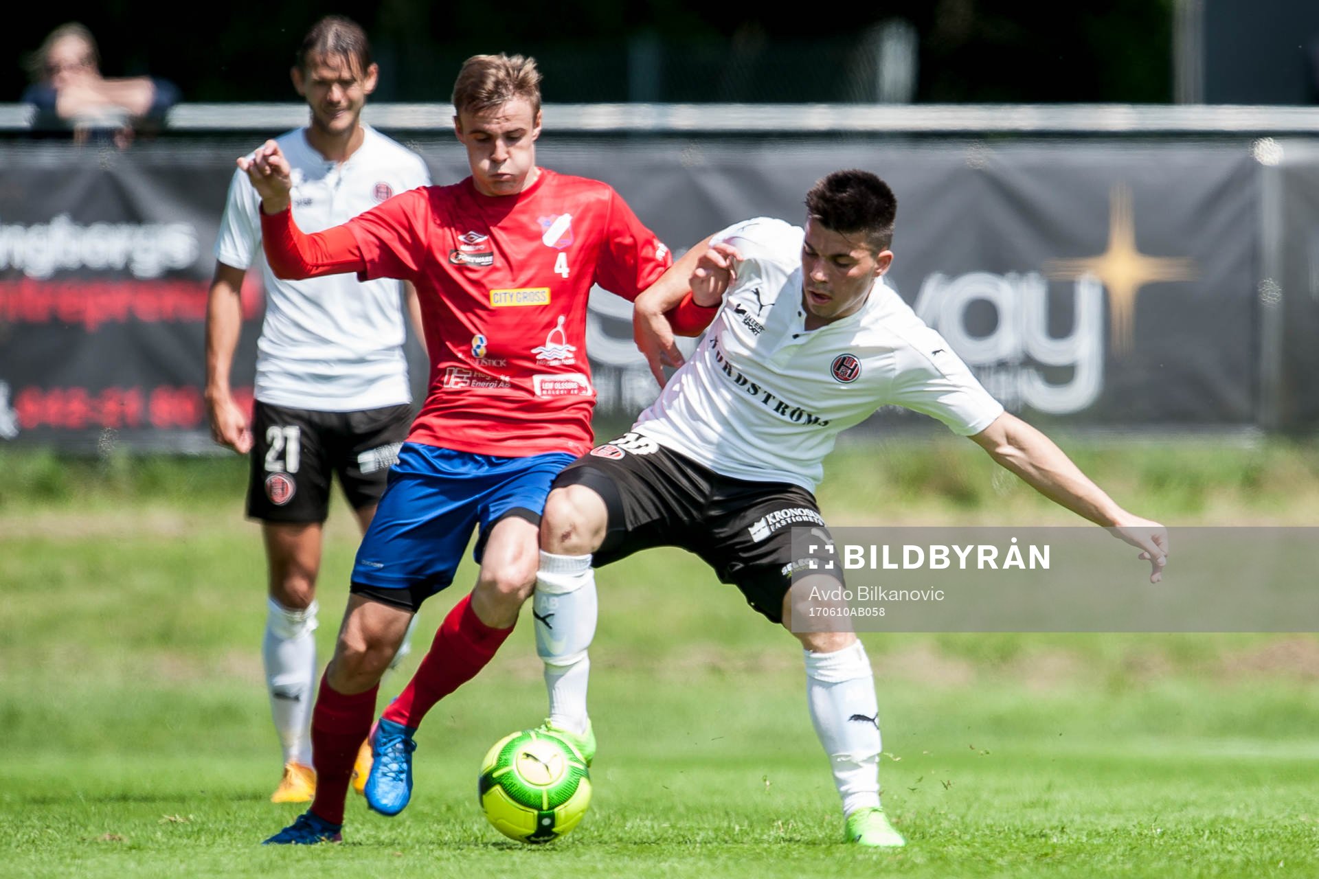 Höganäs Oskar Lindblom och Hittarps Adonis Berisha