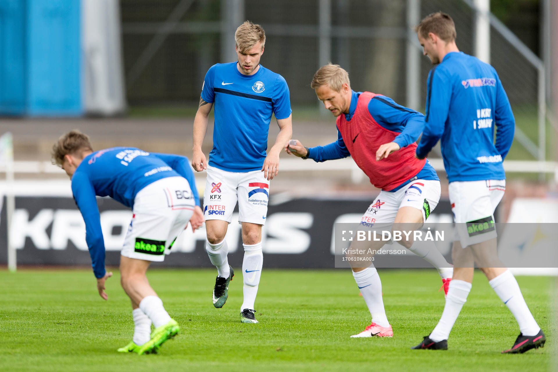 Trelleborgs spelare värmer upp före fotbollsmatchen i