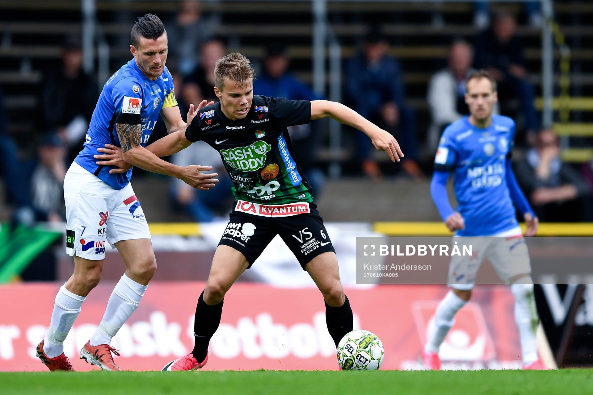 Trelleborgs Kristian Haynes i kamp om bollen med Varbergs