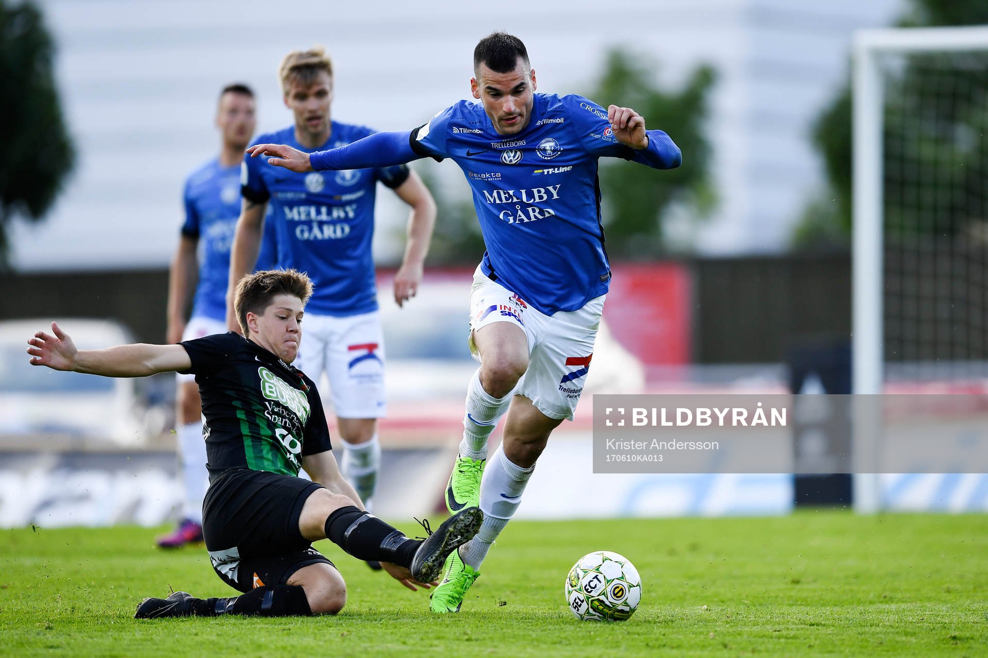 Varbergs Joel Palmqvist glidtacklar Trelleborgs Dino