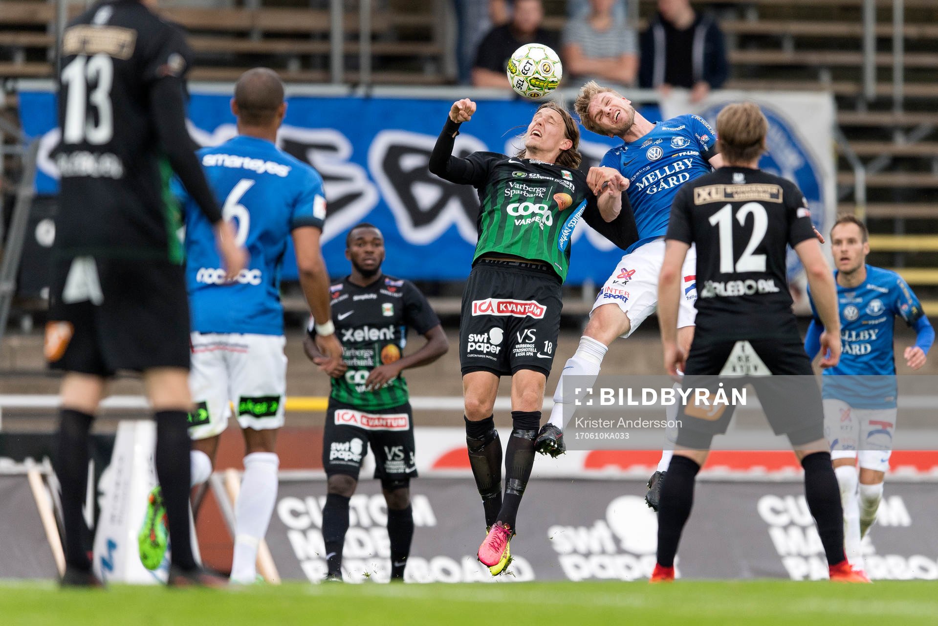 Varbergs Joakim Lindner och Trelleborgs Robin Nilsson i nickduell under fotbollsmatchen i Superettan mellan Varberg och Trelleborg den 10 juni 2017 i Varberg.