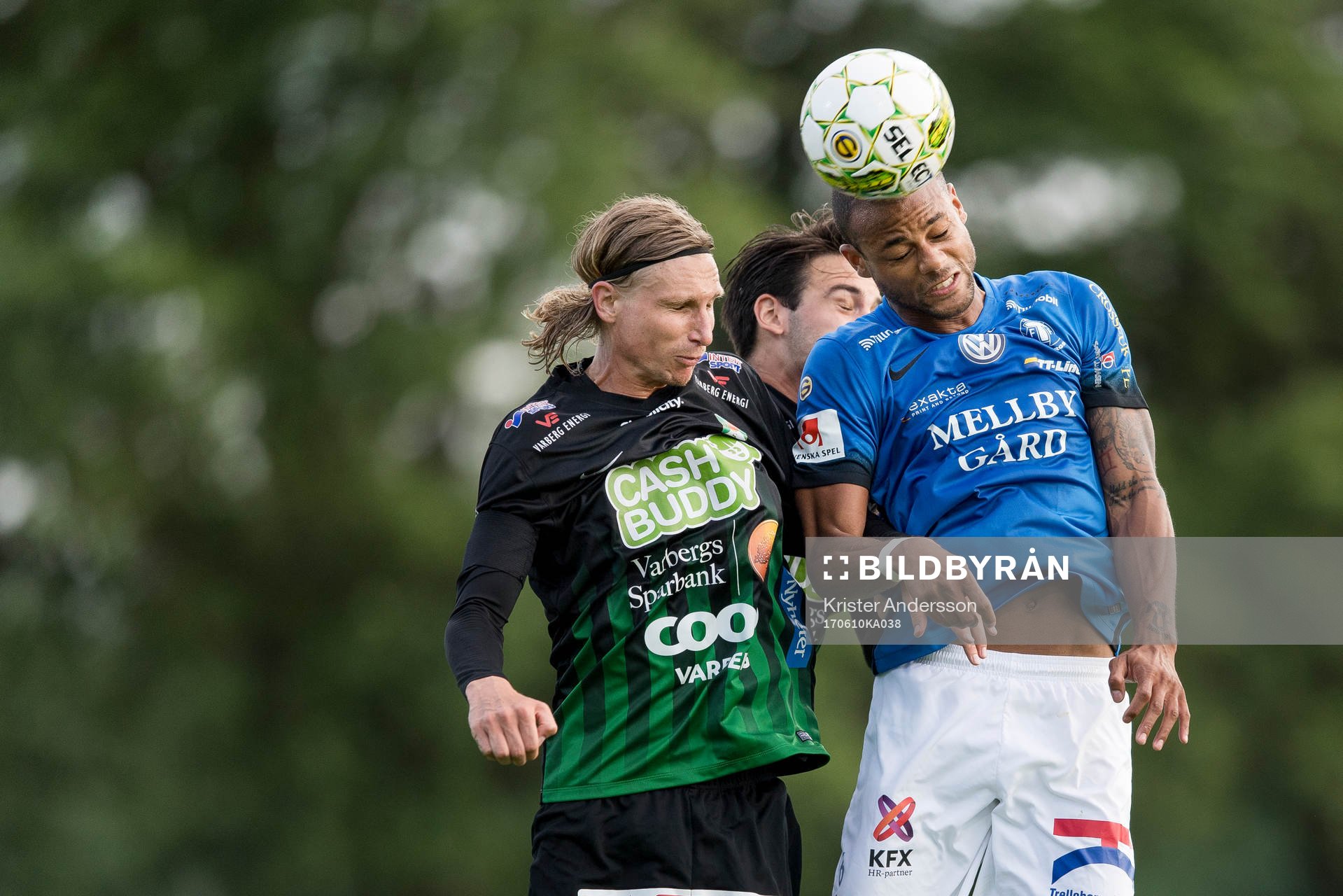 Varbergs Eric Nilsson och Trelleborgs Salif Camara Jönsson under fotbollsmatchen i Superettan mellan Varberg och Trelleborg den 10 juni 2017 i Varberg.
