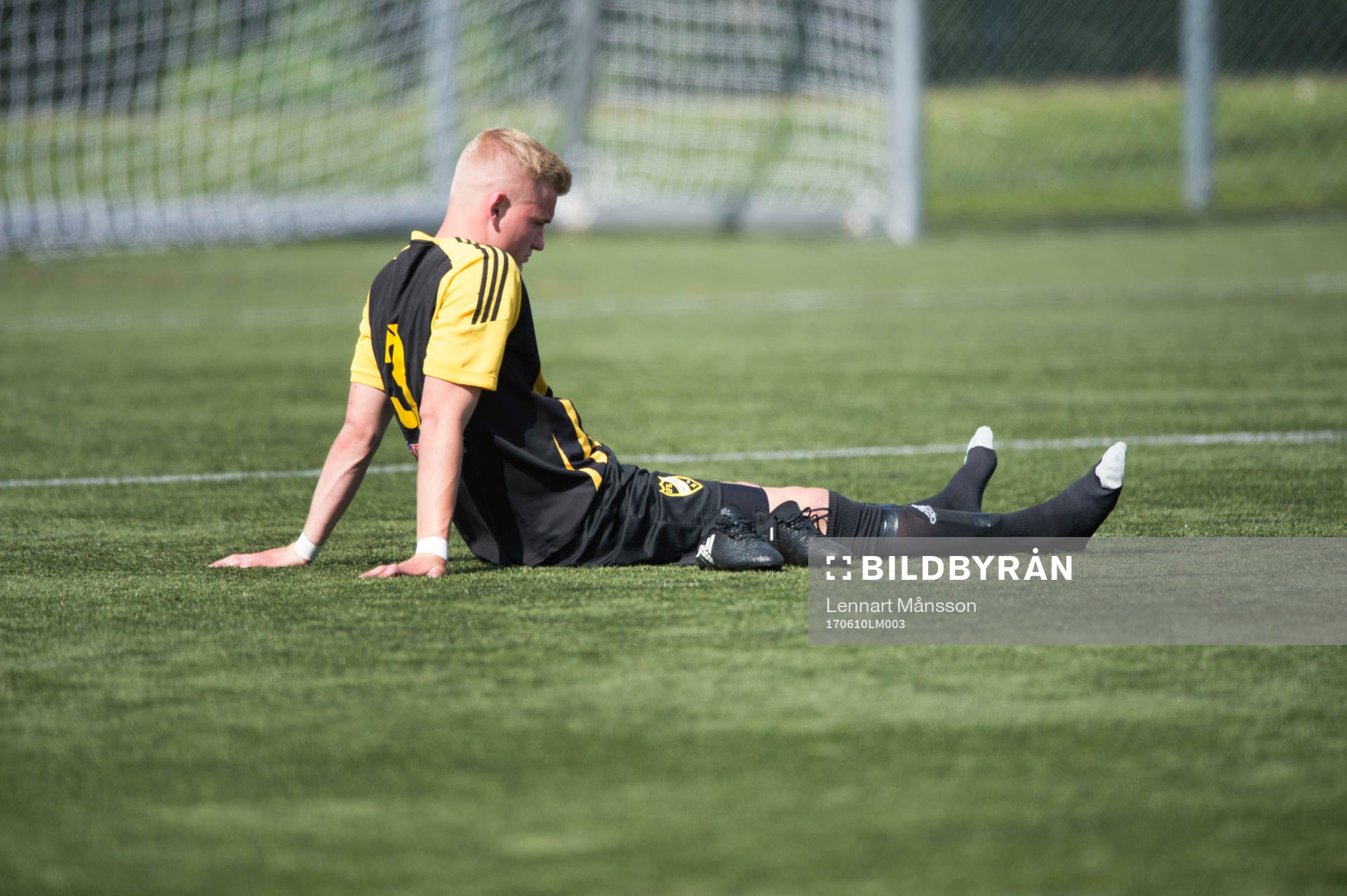 IFK Hässleholms Linus Svensson deppar i matchen i division