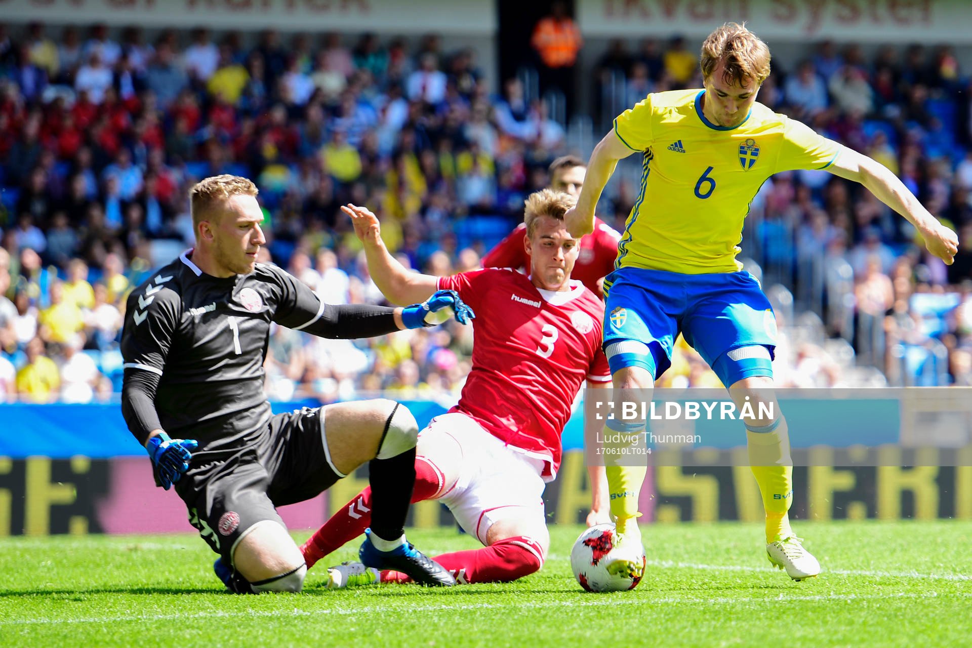 Danmarks målvakt Jeppe Hojberg och Andreas Maxso i kamp om