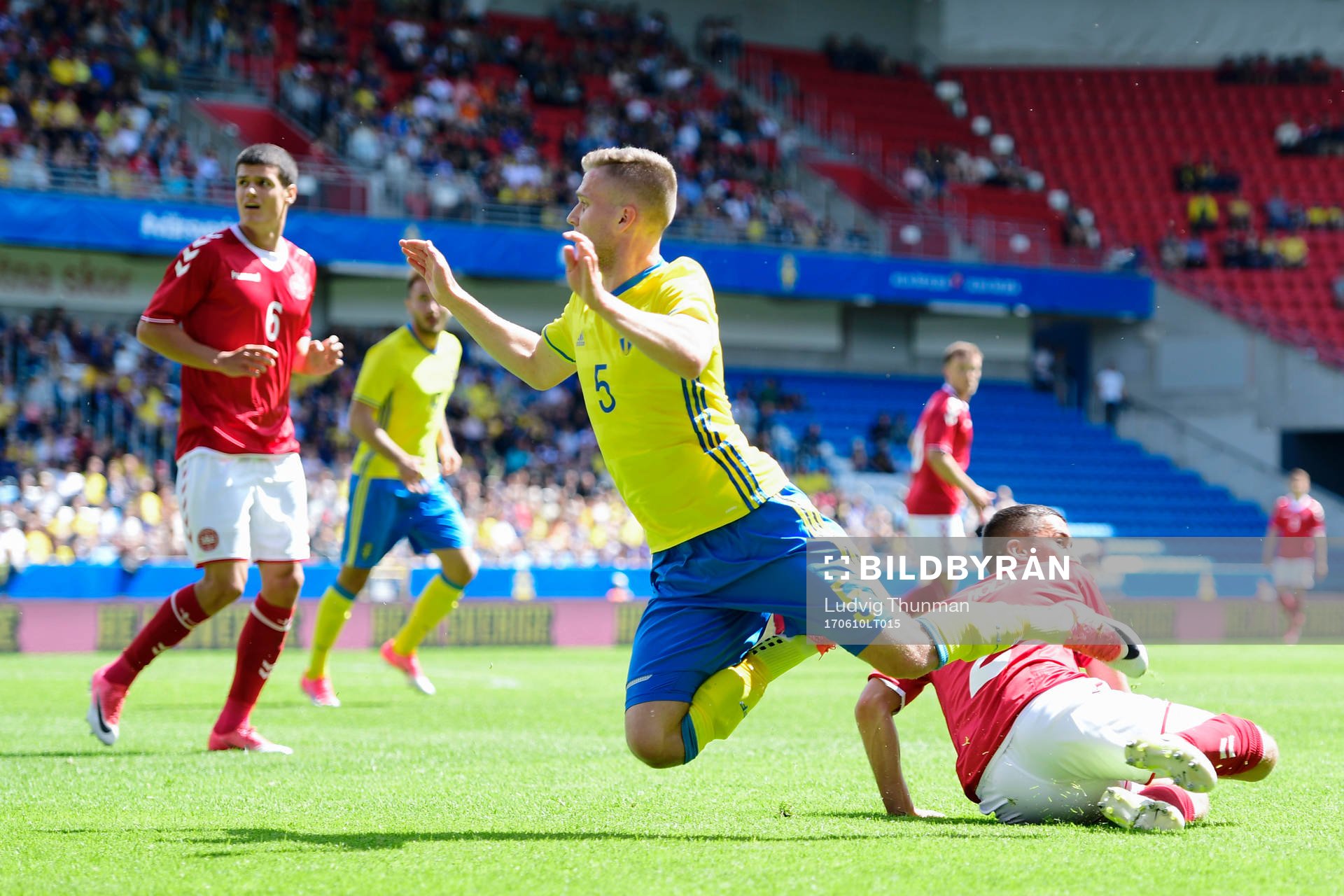 Sveriges Adam Lundqvist faller
