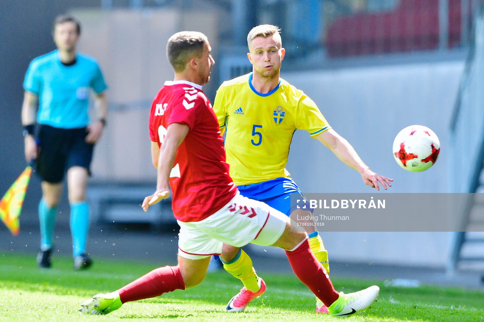 Danmarks Frederik Holst i kamp om bollen med Sveriges Adam