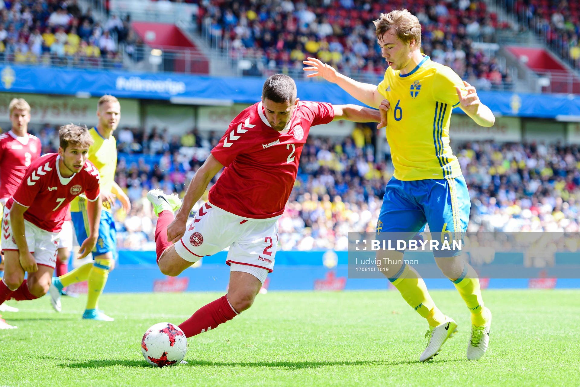 Danmarks Frederik Holst i kamp om bollen med Sveriges Simon