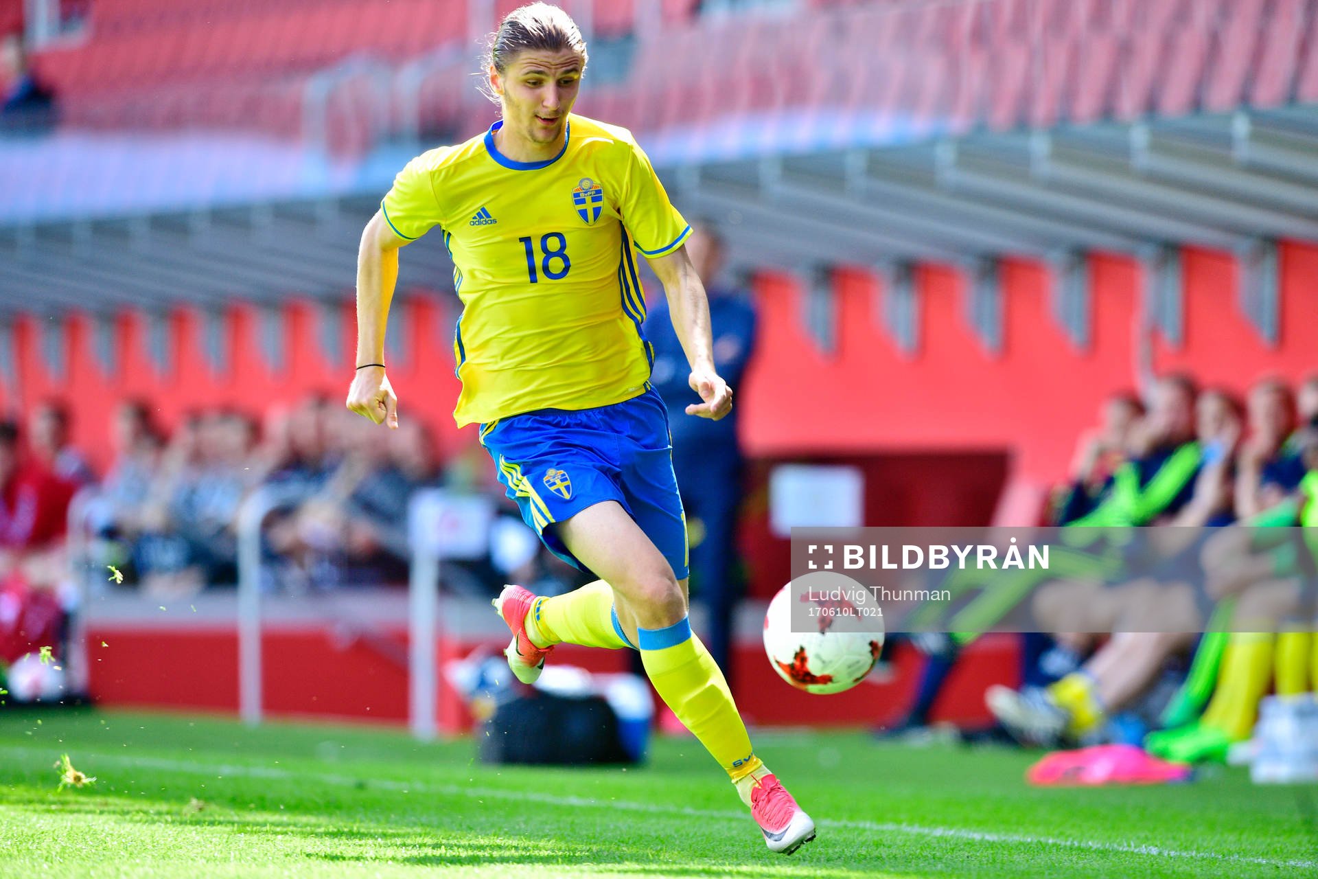 Sveriges Pawel Cibicki driver bollen framåt