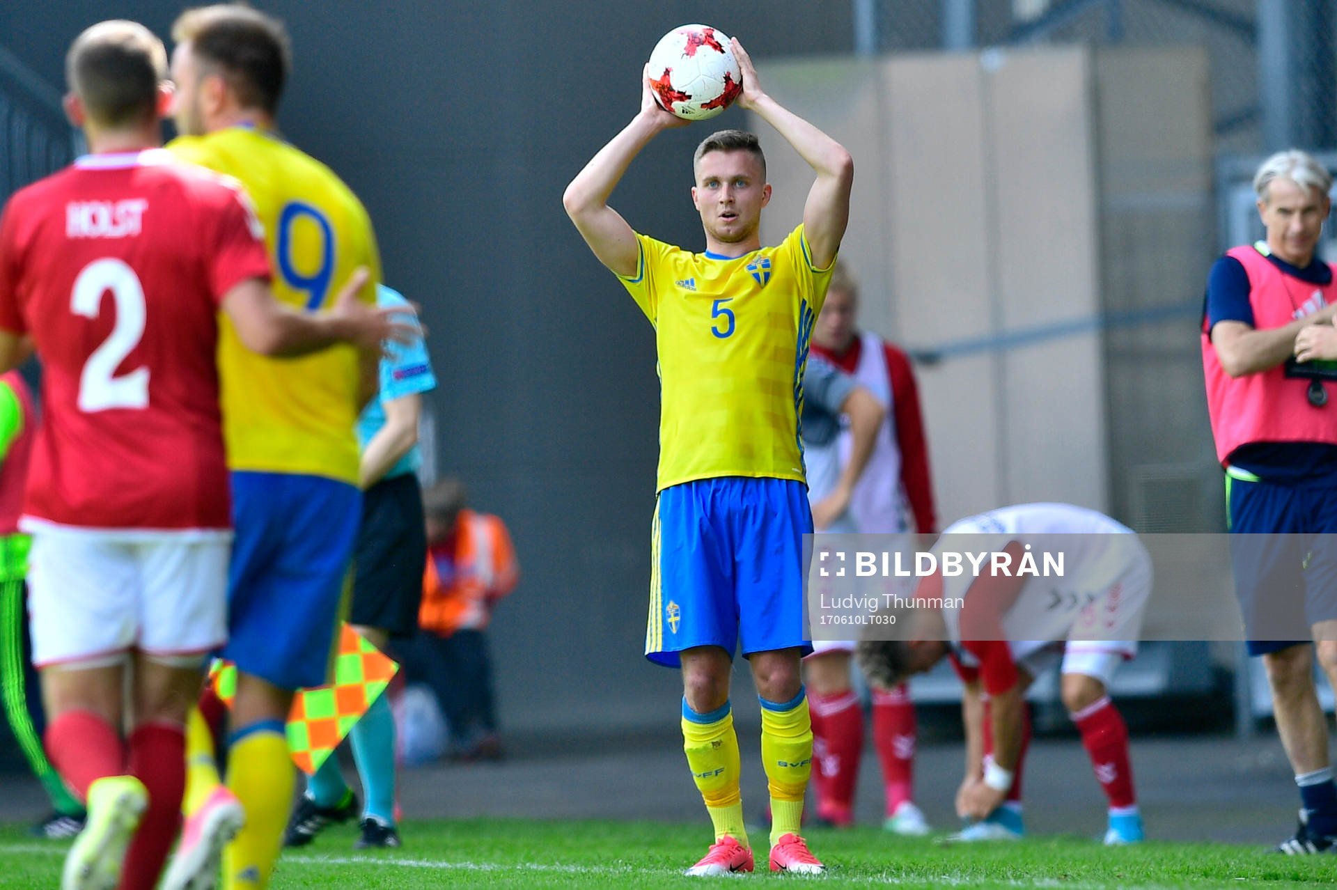 Sveriges Adam Lundqvist kastar inkast