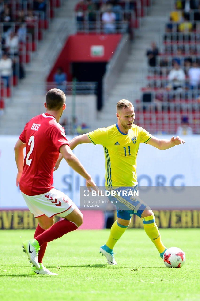 Sveriges Gustav Engvall driver bollen mot Danmarks Frederik