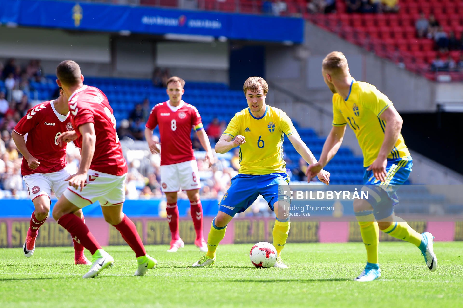 Sveriges Simon Tibbling och Gustav Engvall mot försvarande