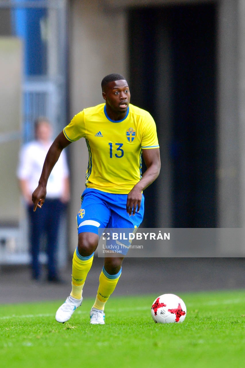 Sveriges Isak Ssewankambo driver bollen