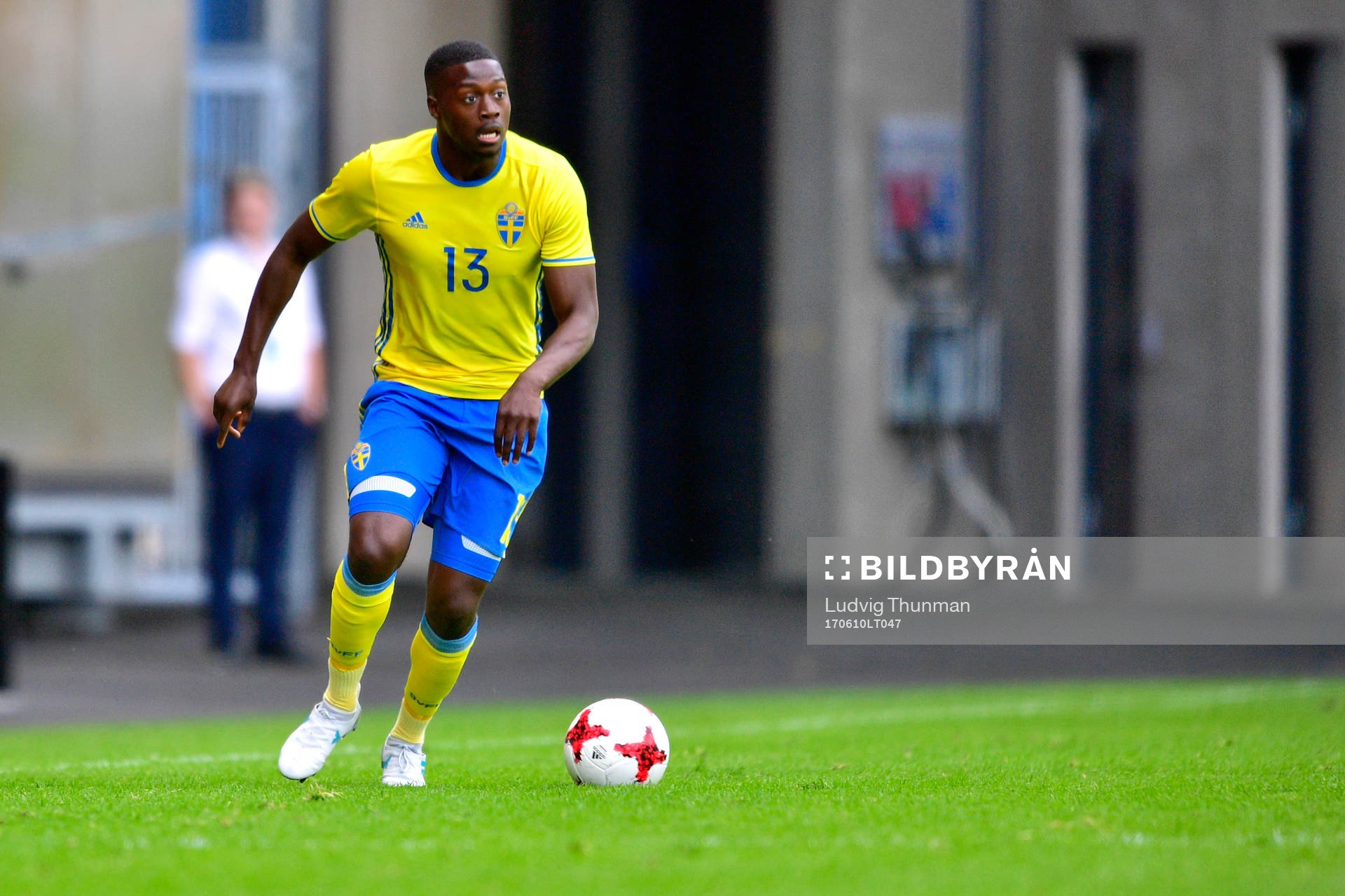 Sveriges Isak Ssewankambo driver bollen