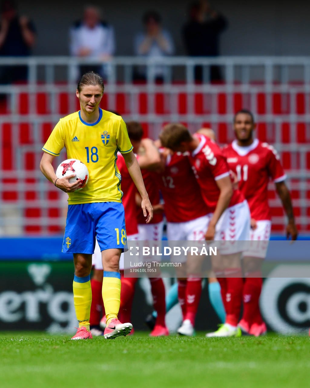 Sveriges Pawel Cibicki deppar medan Danmarks spelare jublar