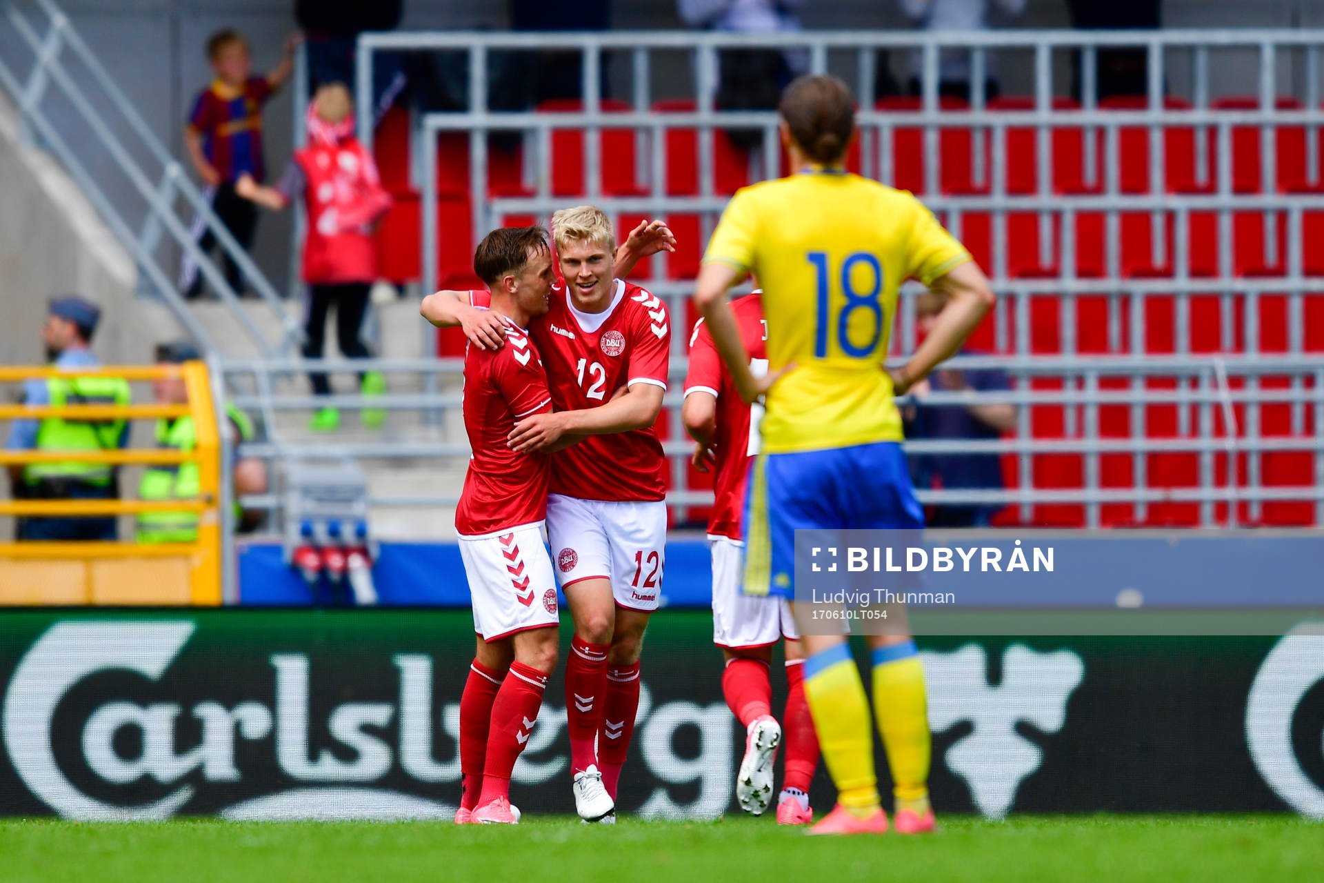 Danmarks Lasse Vigen Christensen jublar med målskytten