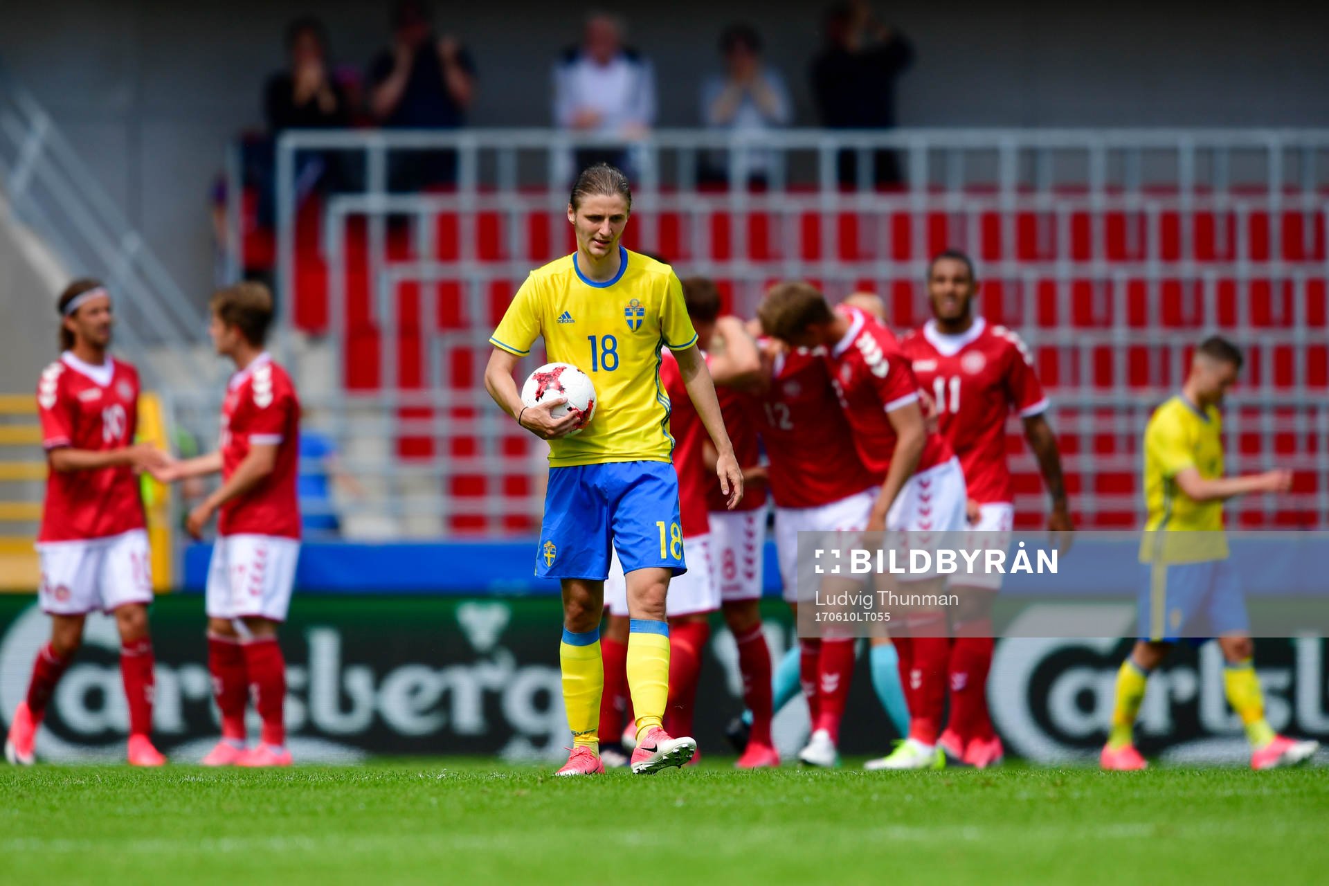 Sveriges Pawel Cibicki deppar medan Danmarks spelare jublar
