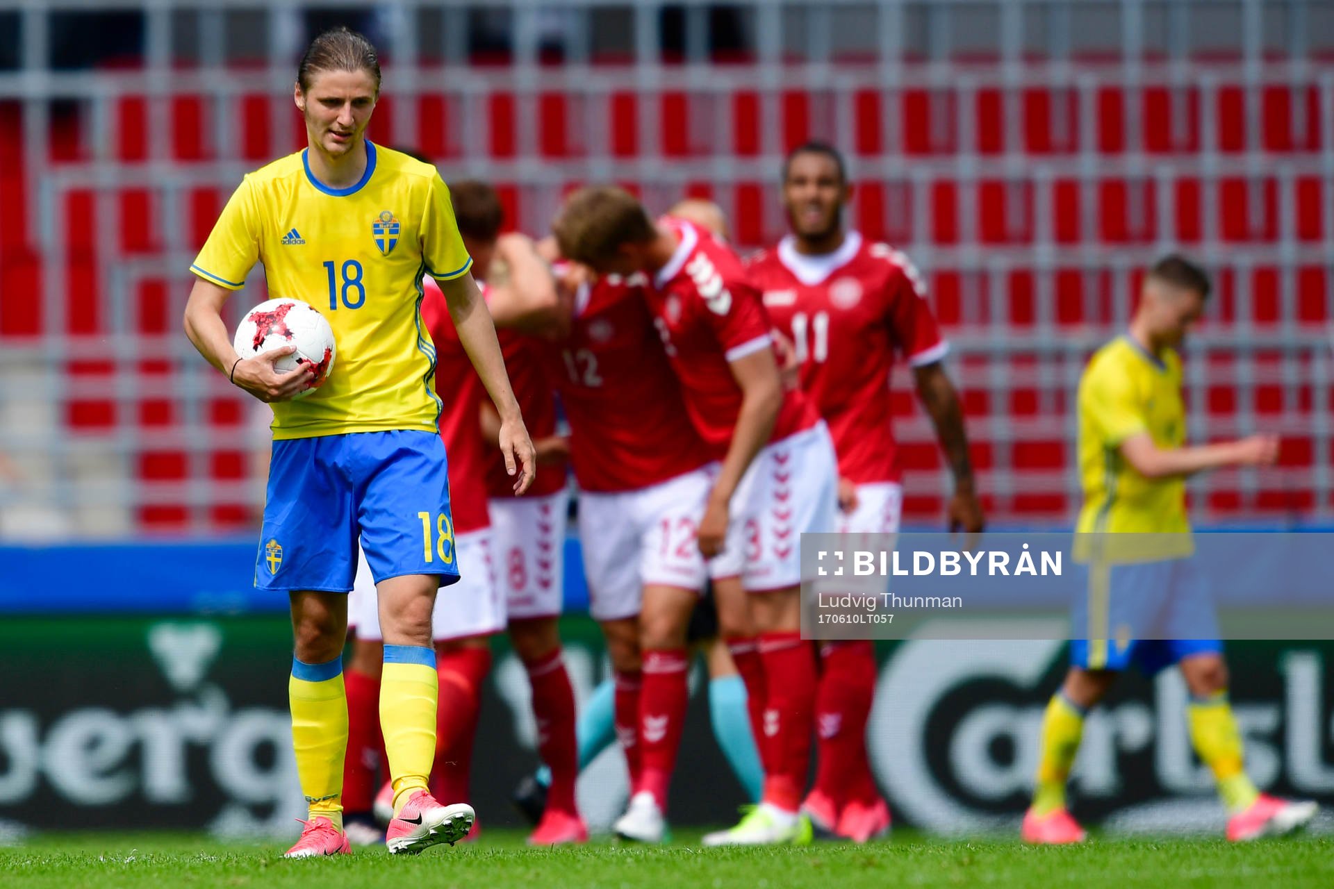 Sveriges Pawel Cibicki deppar medan Danmarks spelare jublar