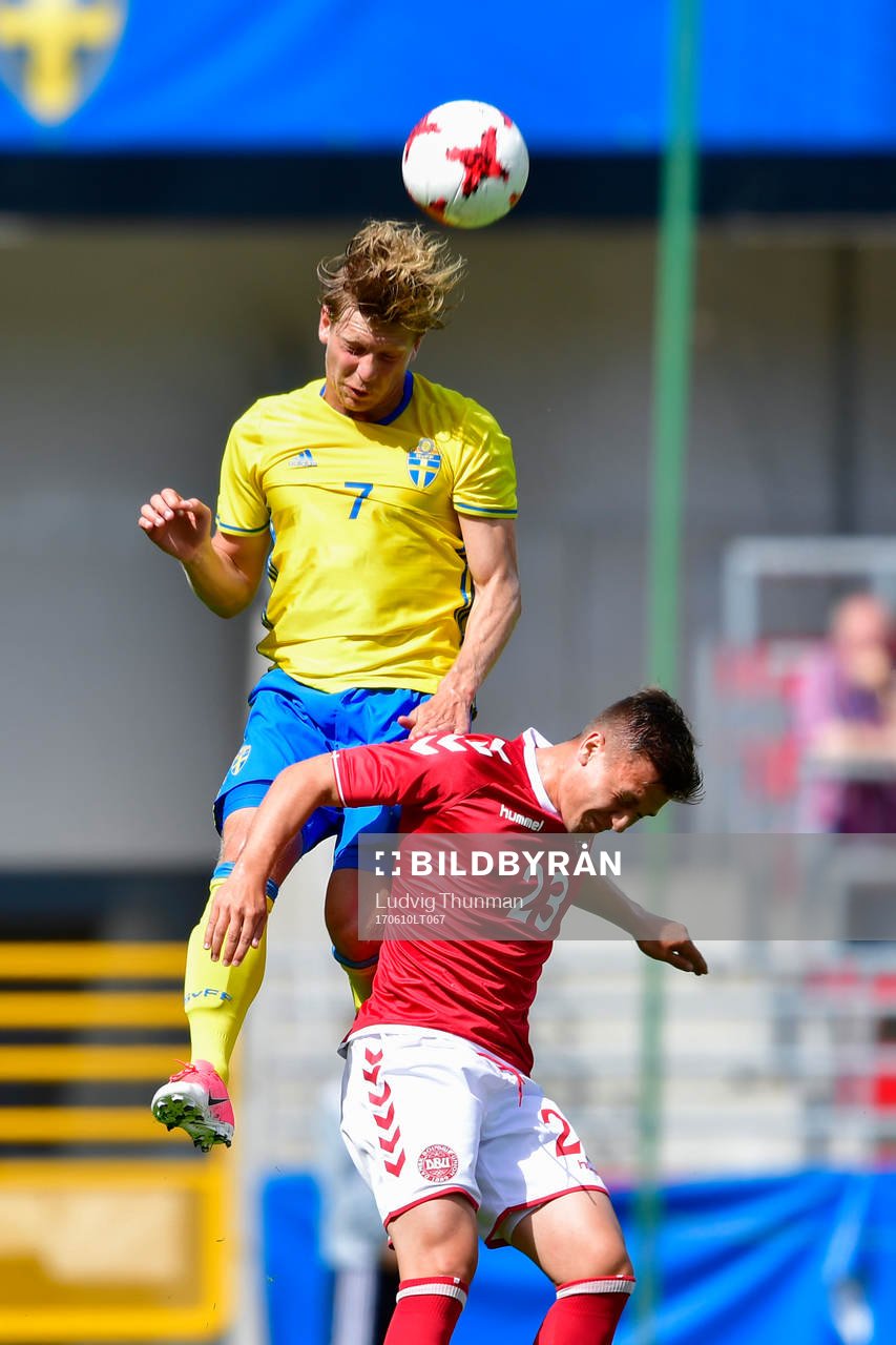 Sveriges Alexander Fransson i nickduell med Danmarks Mikkel Duelund under landskampen i fotboll mellan Sverige och Danmark den 10 juni 2017 i Helsingborg.