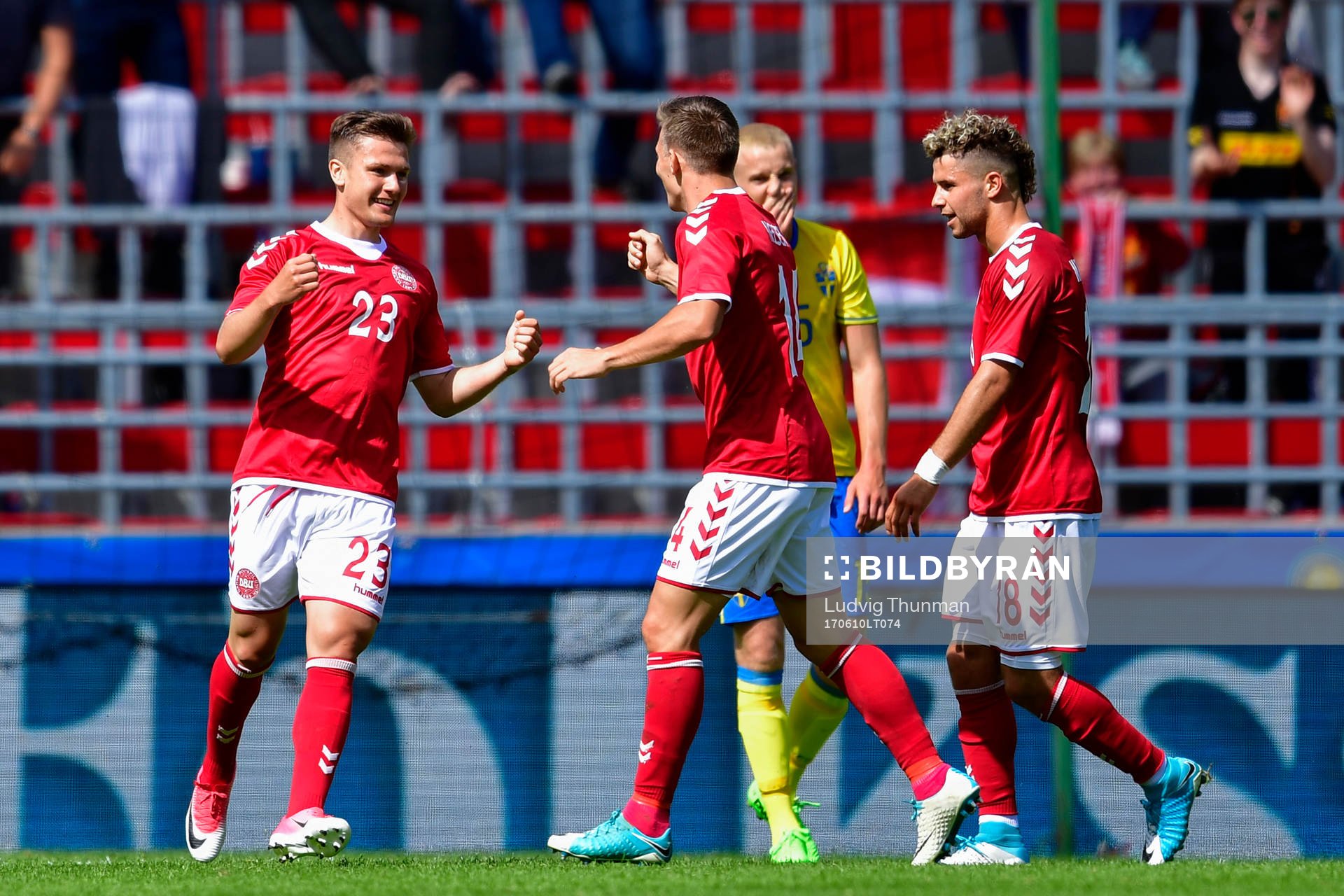 Danmarks Mikkel Duelund jublar med Casper Nielsen och