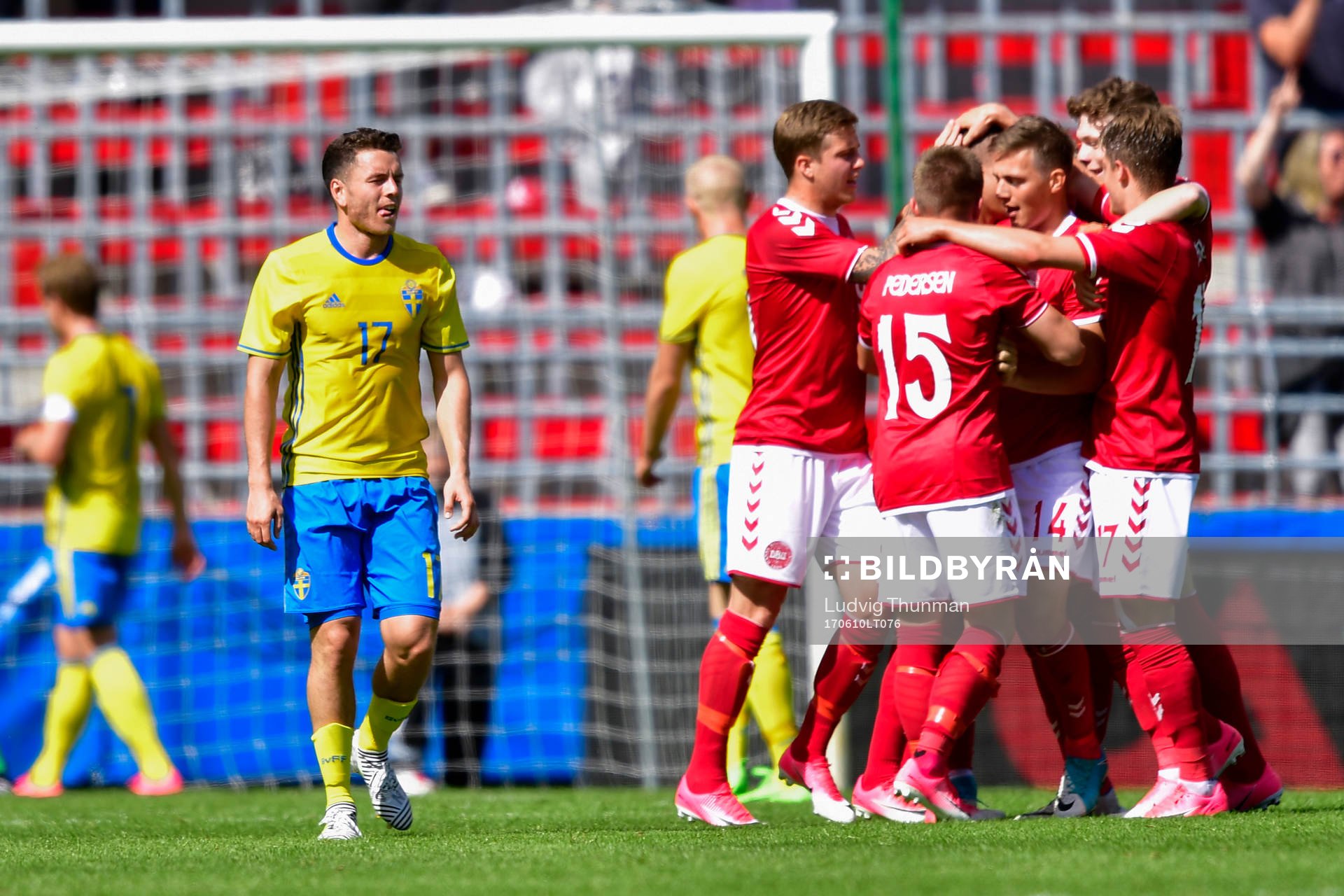 Sveriges Kerim Mrabti deppar medan Danmarks spelare jublar