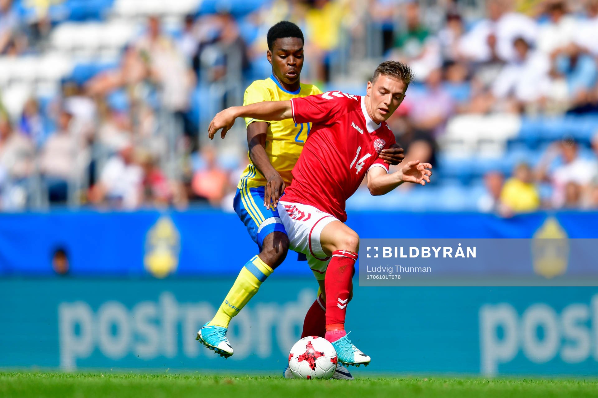 Sveriges Joel Asoro i kamp om bollen med Danmarks Casper