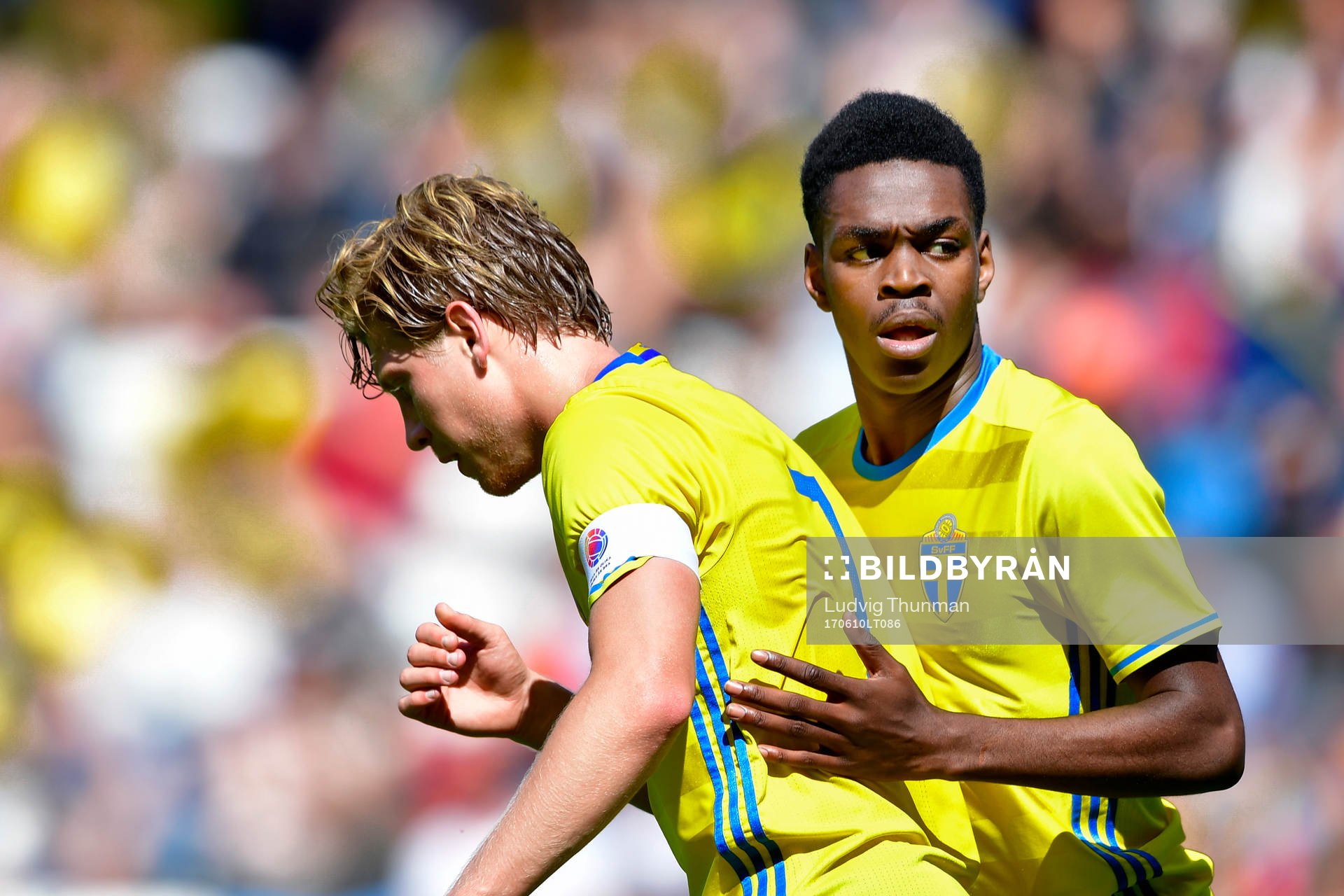 Sveriges Alexander Fransson kramas om av Joel Asoro