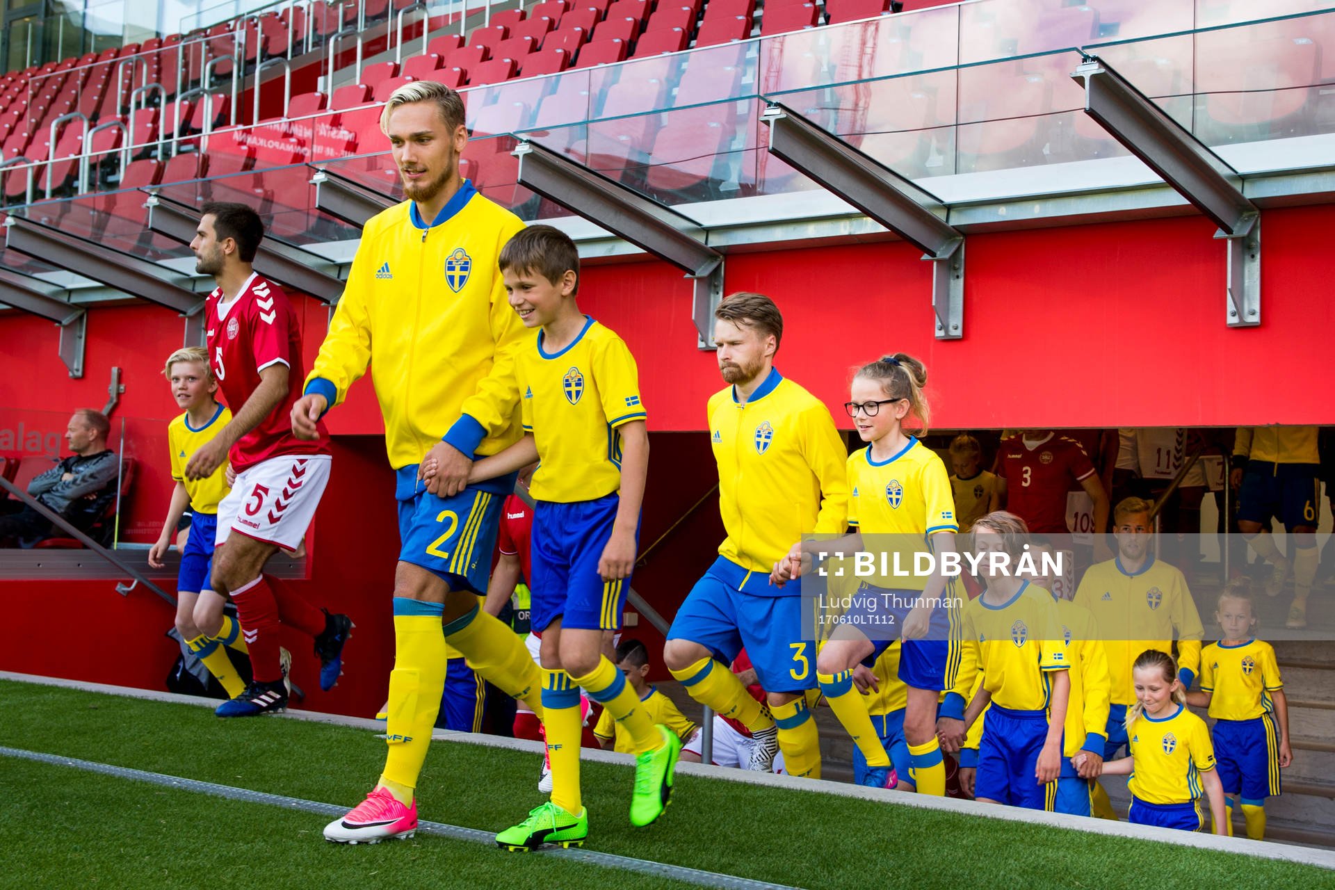 Linus Wahlqvist kommer ut till landskampen i fotboll mellan