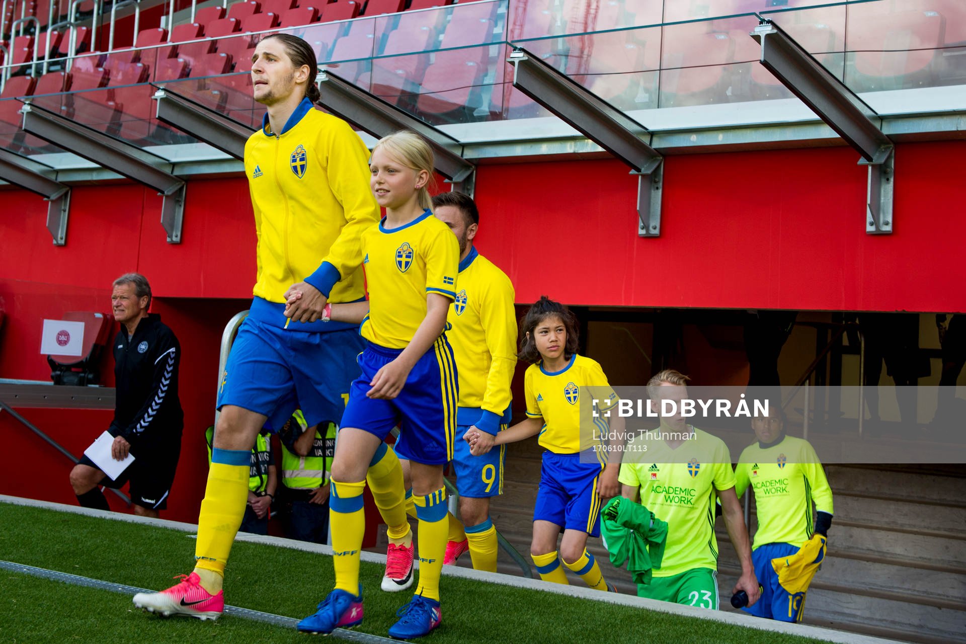 Pawel Cibicki kommer ut till landskampen i fotboll mellan