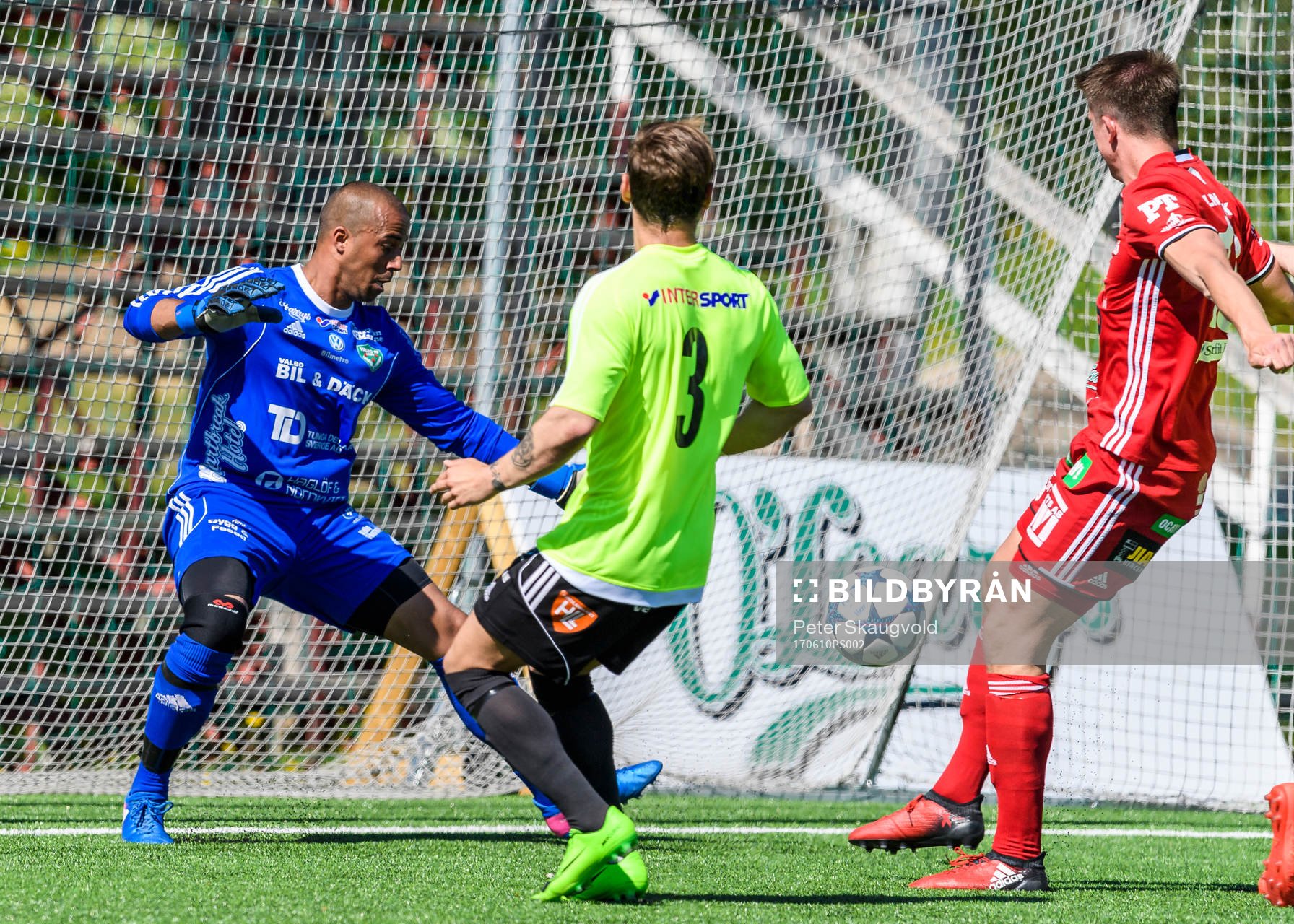 Piteås Joel Edström gör 1-0 bakom Valbos målvakt Hassan