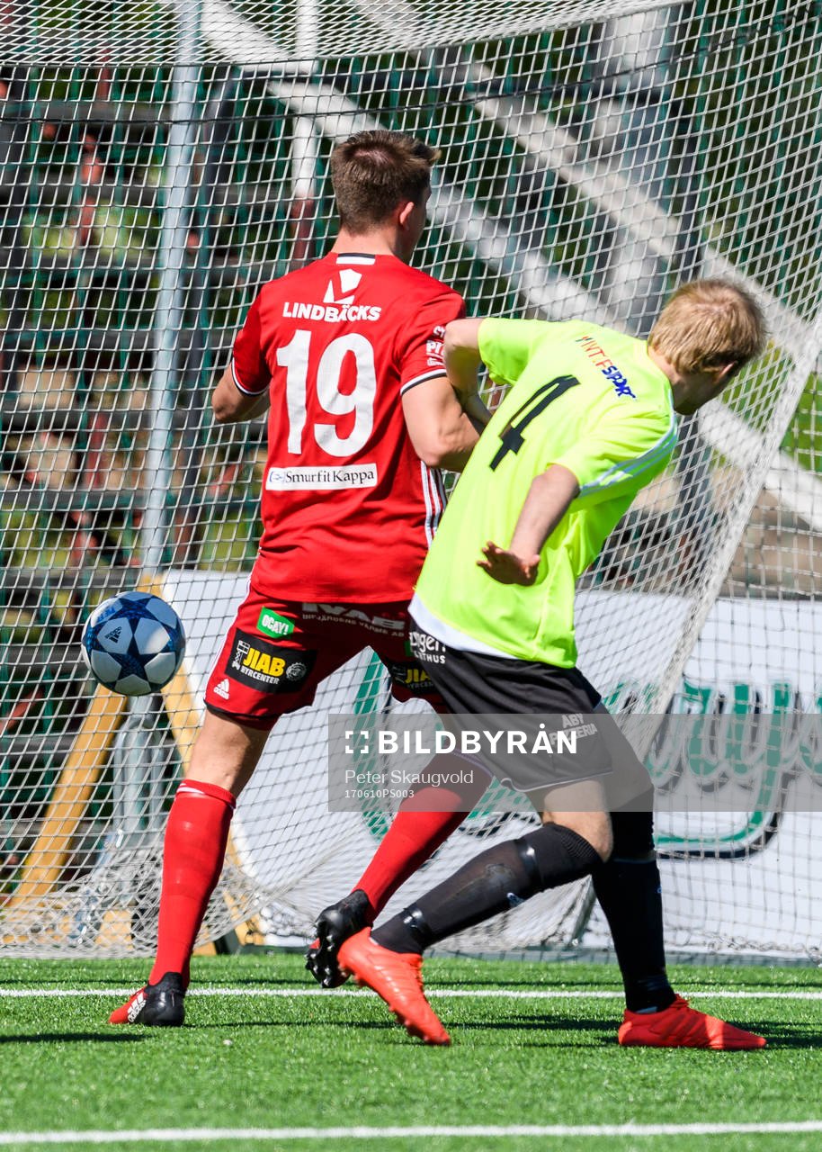 Piteås Joel Edström gör 1-0 bakom Valbos målvakt Hassan