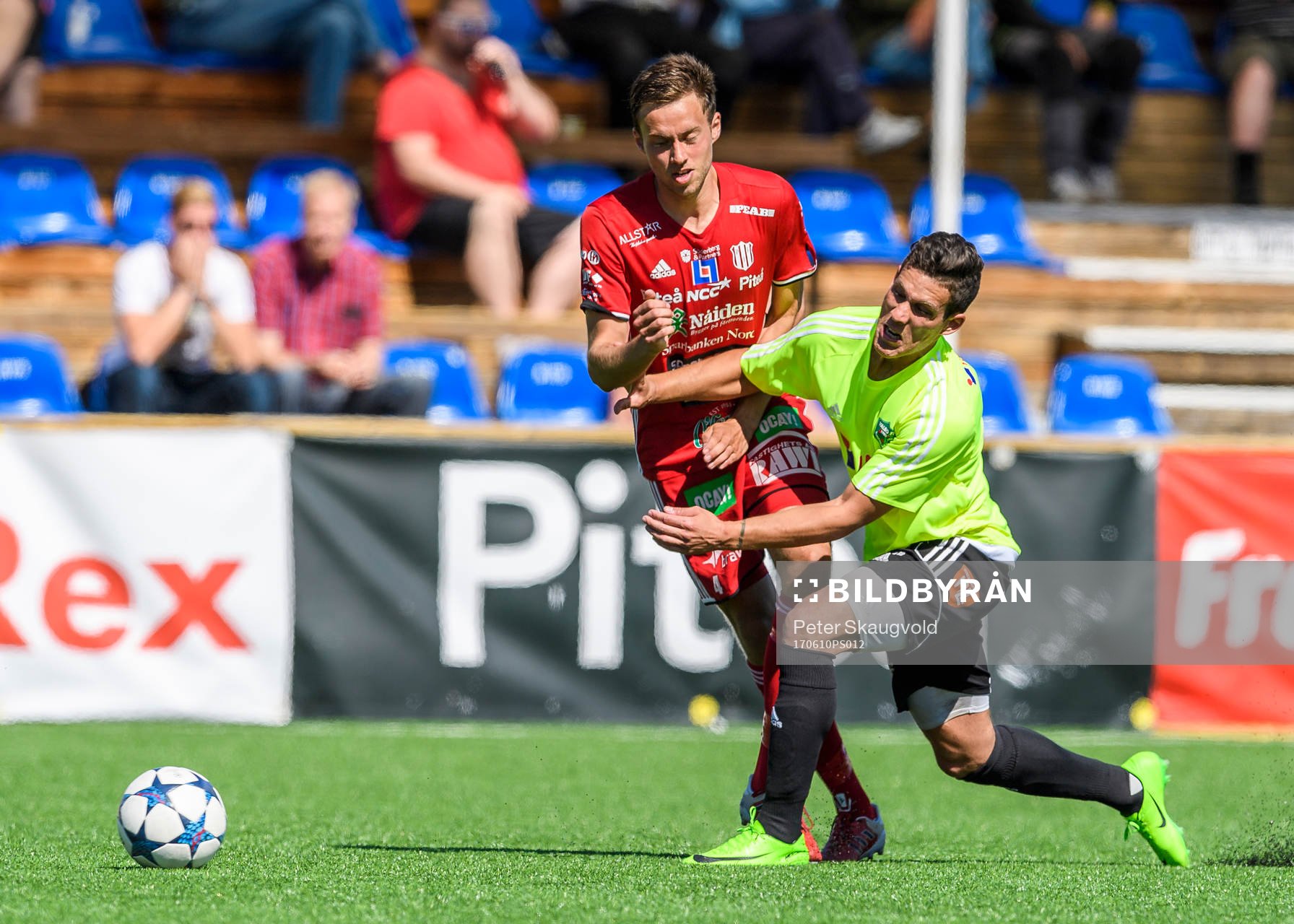 Piteås Pontus Sundqvist i kamp med Valbos Simon Fäger under fotbollsmatchen i Division 2 Norrland mellan Piteå och Valbo den 10 Juni 2017 i Piteå.
