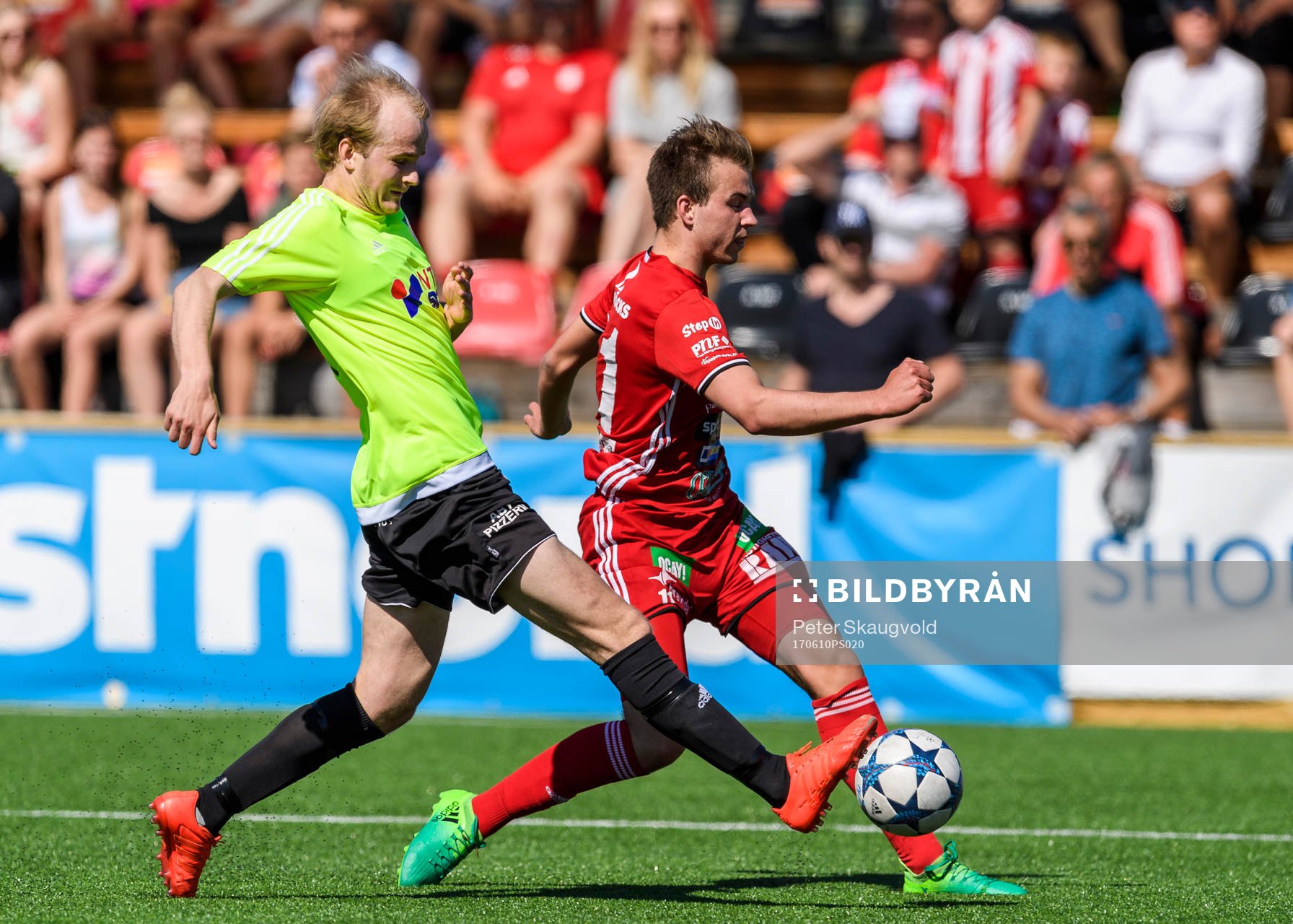Valbos Fredrik Ström försöker stoppa Piteås Alex Naylor