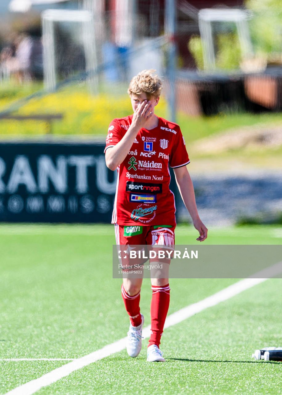 Piteås Gustav Nordh lämnar planen