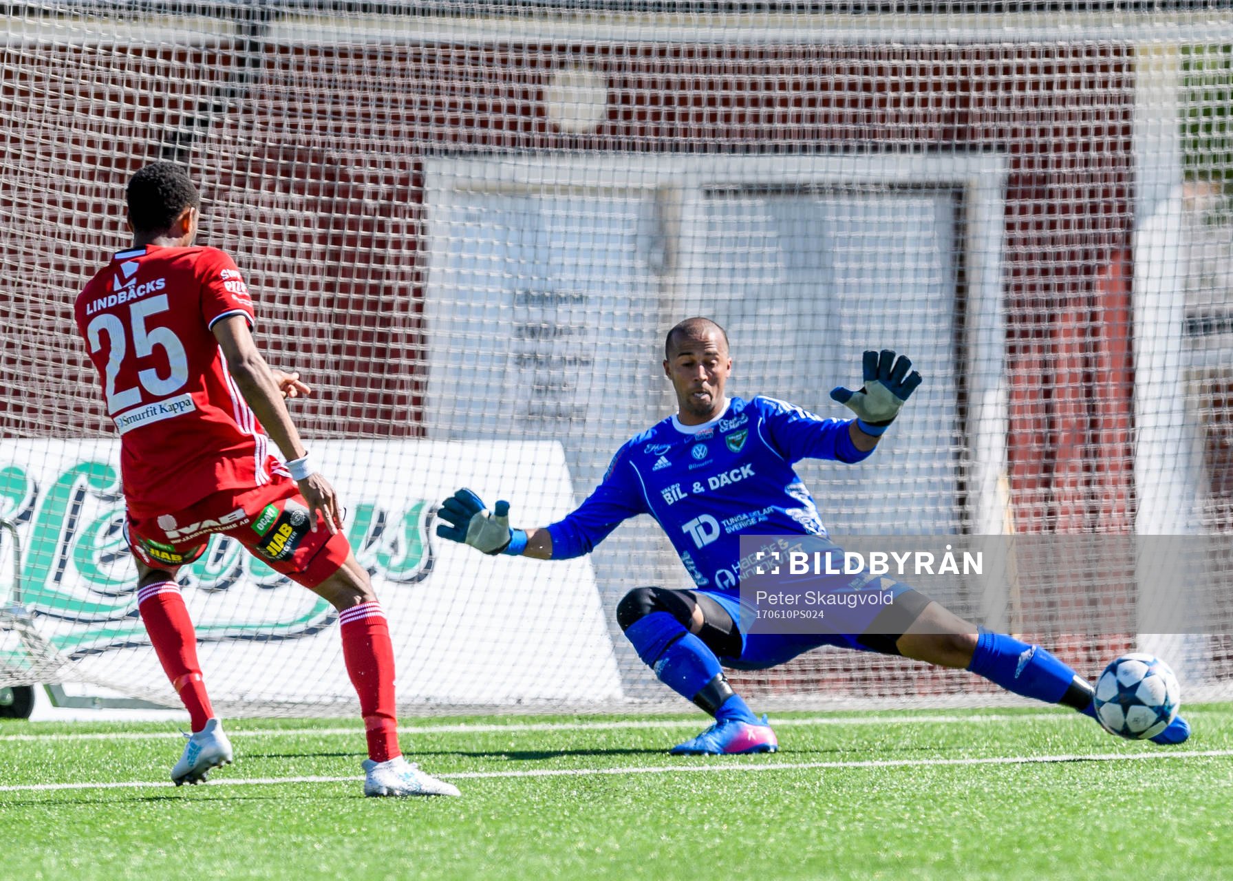 Piteås Kraig Rochester gör 3-0 bakom Valbos målvakt