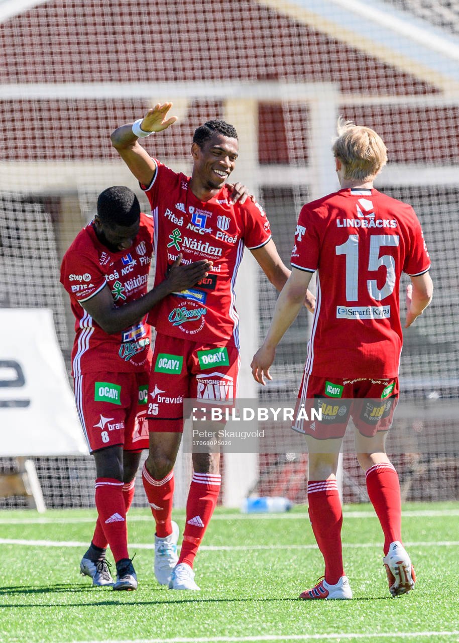 Piteås Kraig Rochester jublar efter sitt 3-0 mål under fotbollsmatchen i Division 2 Norrland mellan Piteå och Valbo den 10 Juni 2017 i Piteå.