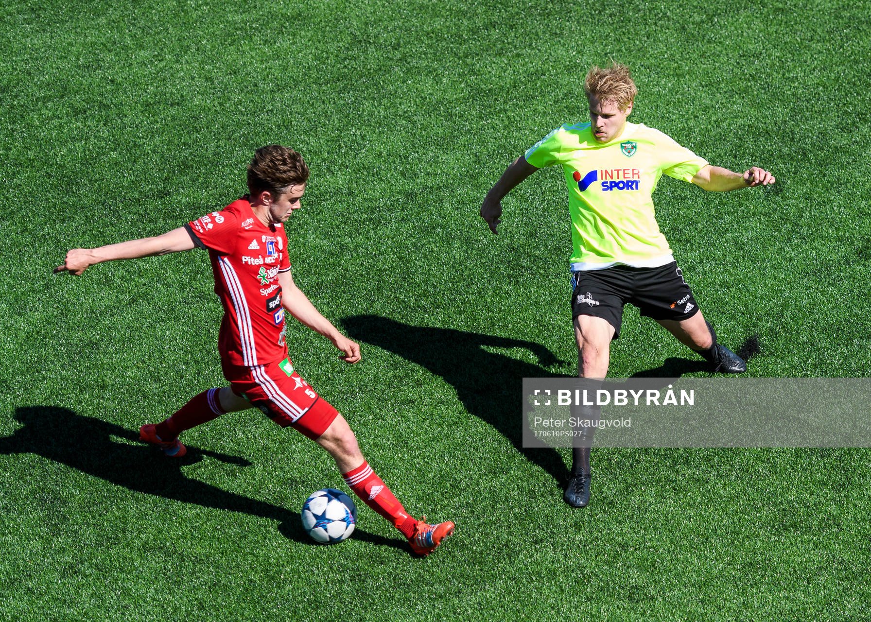 Piteås Johan Hedström och Valbos Anton Lindbom under fotbollsmatchen i Division 2 Norrland mellan Piteå och Valbo den 10 Juni 2017 i Piteå.