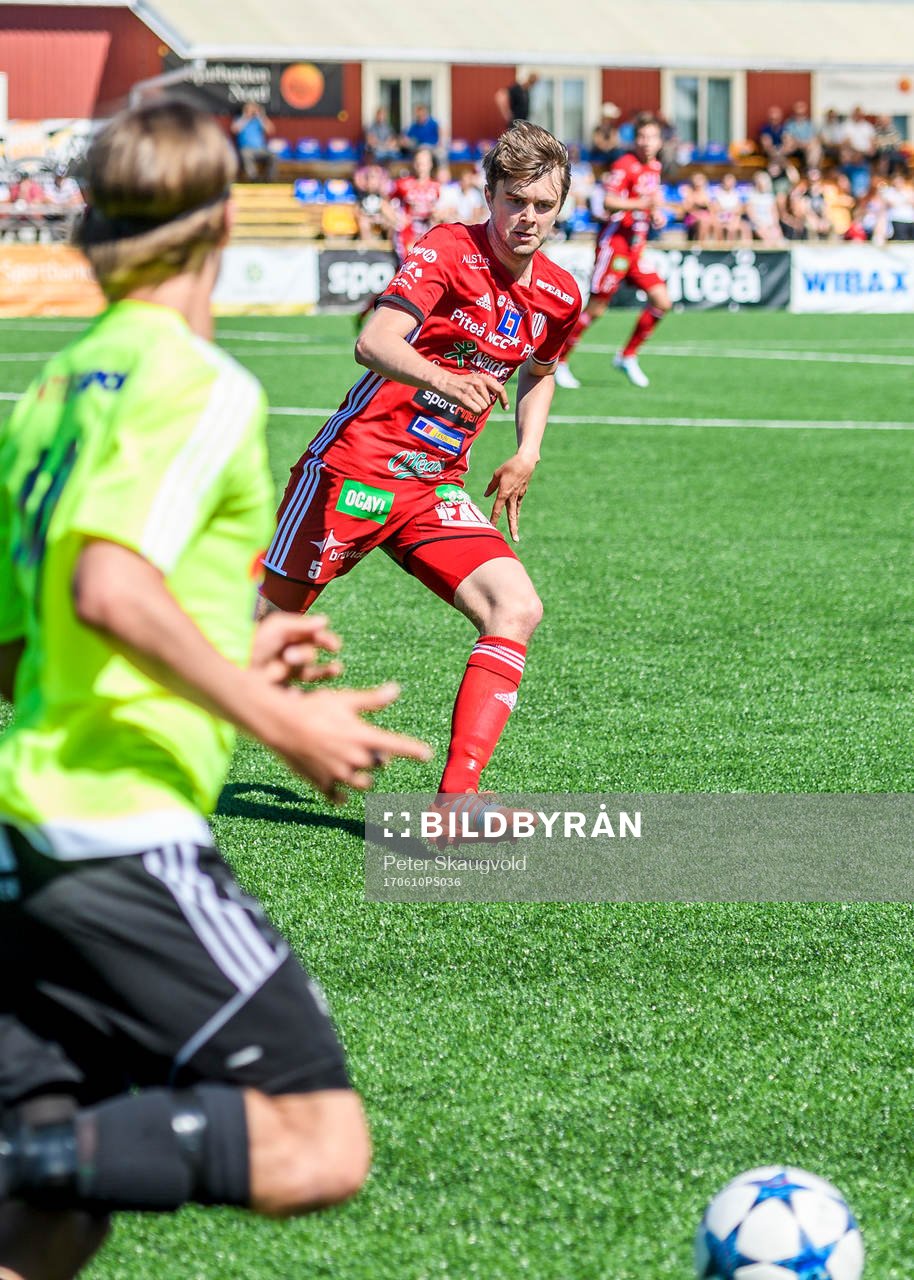 Piteås Johan Hedström under fotbollsmatchen i Division 2 Norrland mellan Piteå och Valbo den 10 Juni 2017 i Piteå.