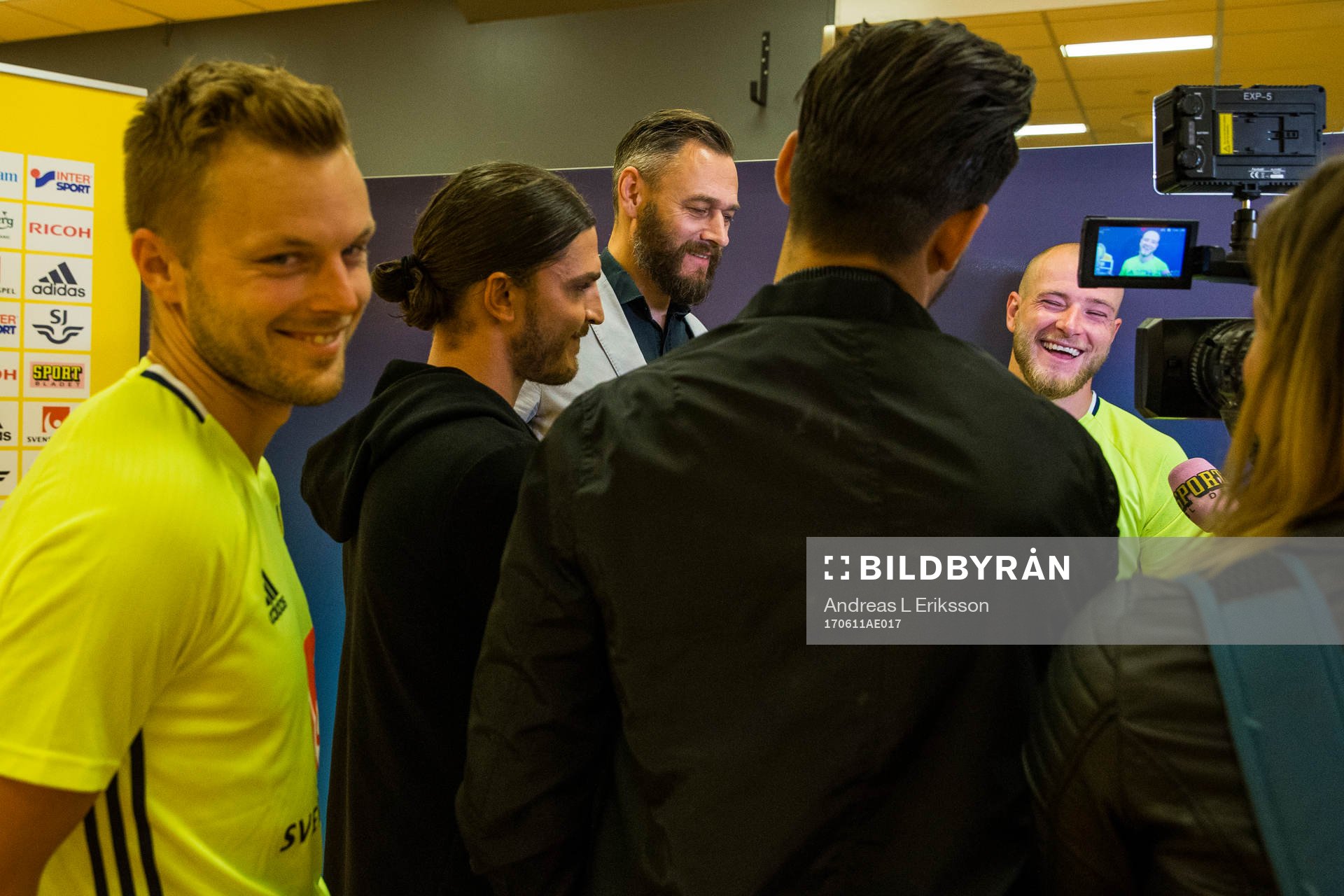 Sveriges Sebastian Larsson ser på när John Guidetti blir intervjuad av media i mixed zone efter en träning med Sveriges fotbollslandslag den 11 juni 2017 i Stockholm.