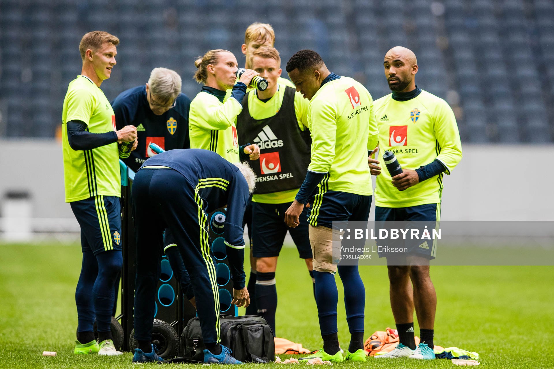 Sveriges Emil Krafth, Samuel Armenteros, Sam Larsson och Samuel Armenteros samlas runt Martin Olsson som lindat låret under en träning med Sveriges fotbollslandslag den 11 juni 2017 i Stockholm.
