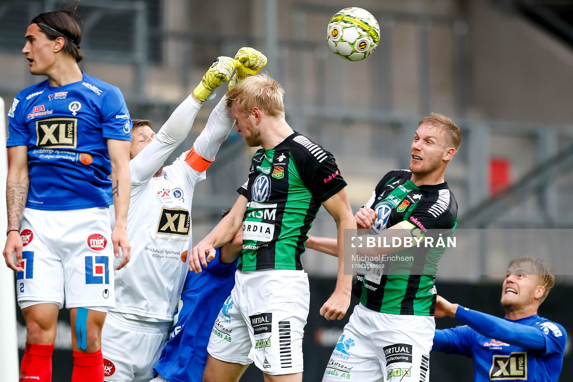 Åtvidabergs målvakt Gustav Jansson försvarar mot GAIS Carl Nyström och Steven Old under fotbollsmatchen i Superettan mellan GAIS och Åtvidaberg den 11 juni 2017 i Göteborg.