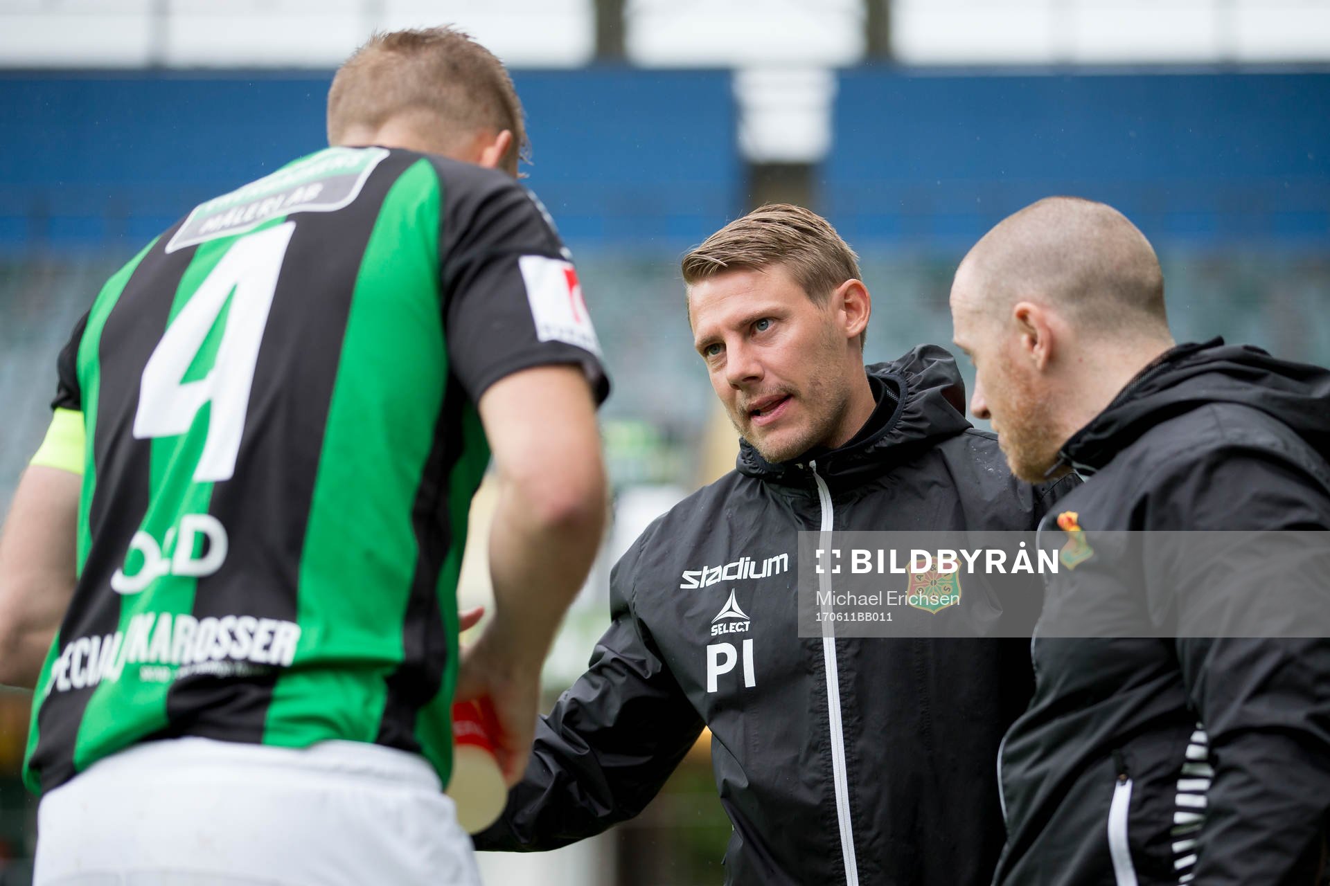 GAIS tränare Patrik Ingelsten pratar med Steven Old